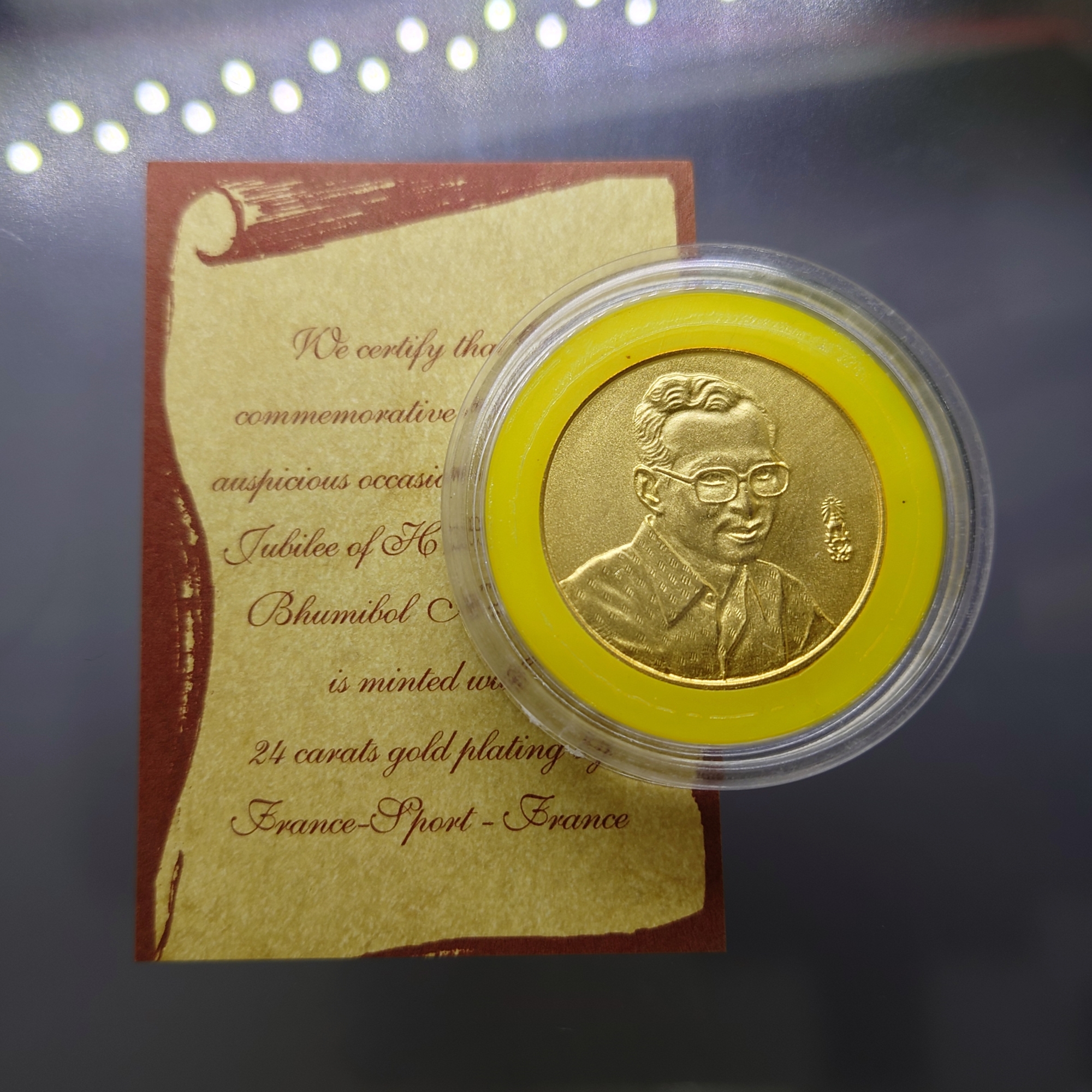 เหรียญเฉลิมพระเกียรติ ฉลองสิริราชสมบัติครบ 50 ปี เนื้อชุบทองคำ 18 K บล็อกฝรั่งเศษ ชมรมแสงส่องหล้าสร้าง ปี2539 ตลับเดิมพร้อมใบเซอร์