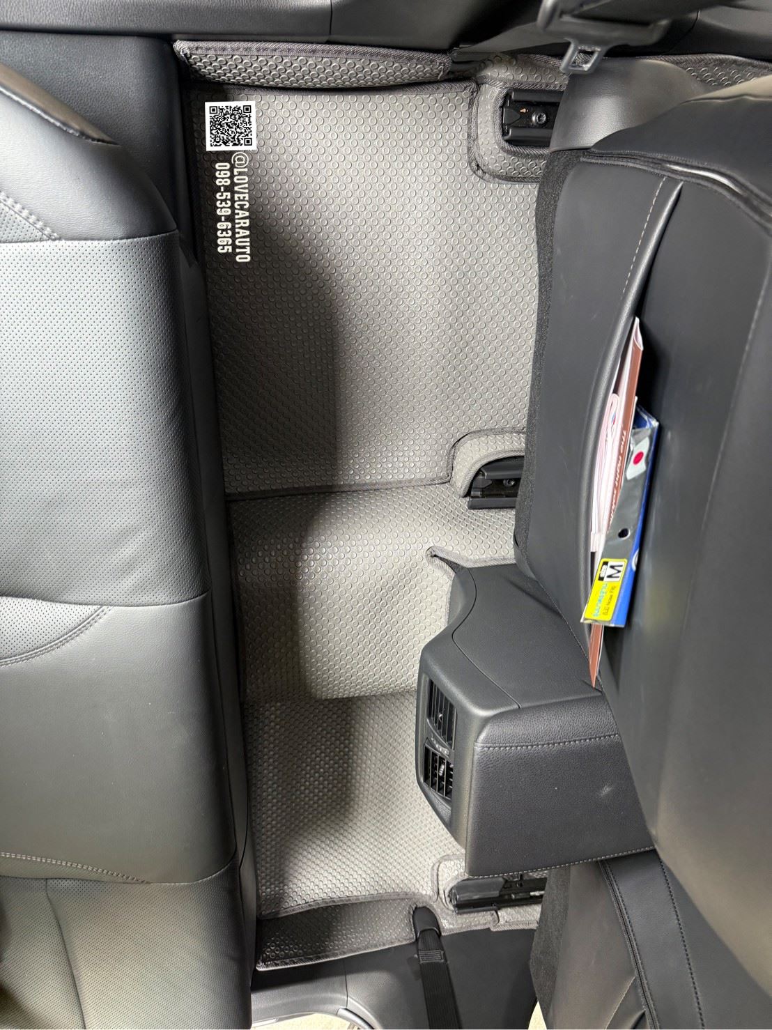 พรมปูพื้นรถยนต์ Toyota Camry 2025 กระดุมเล็กสีเทา