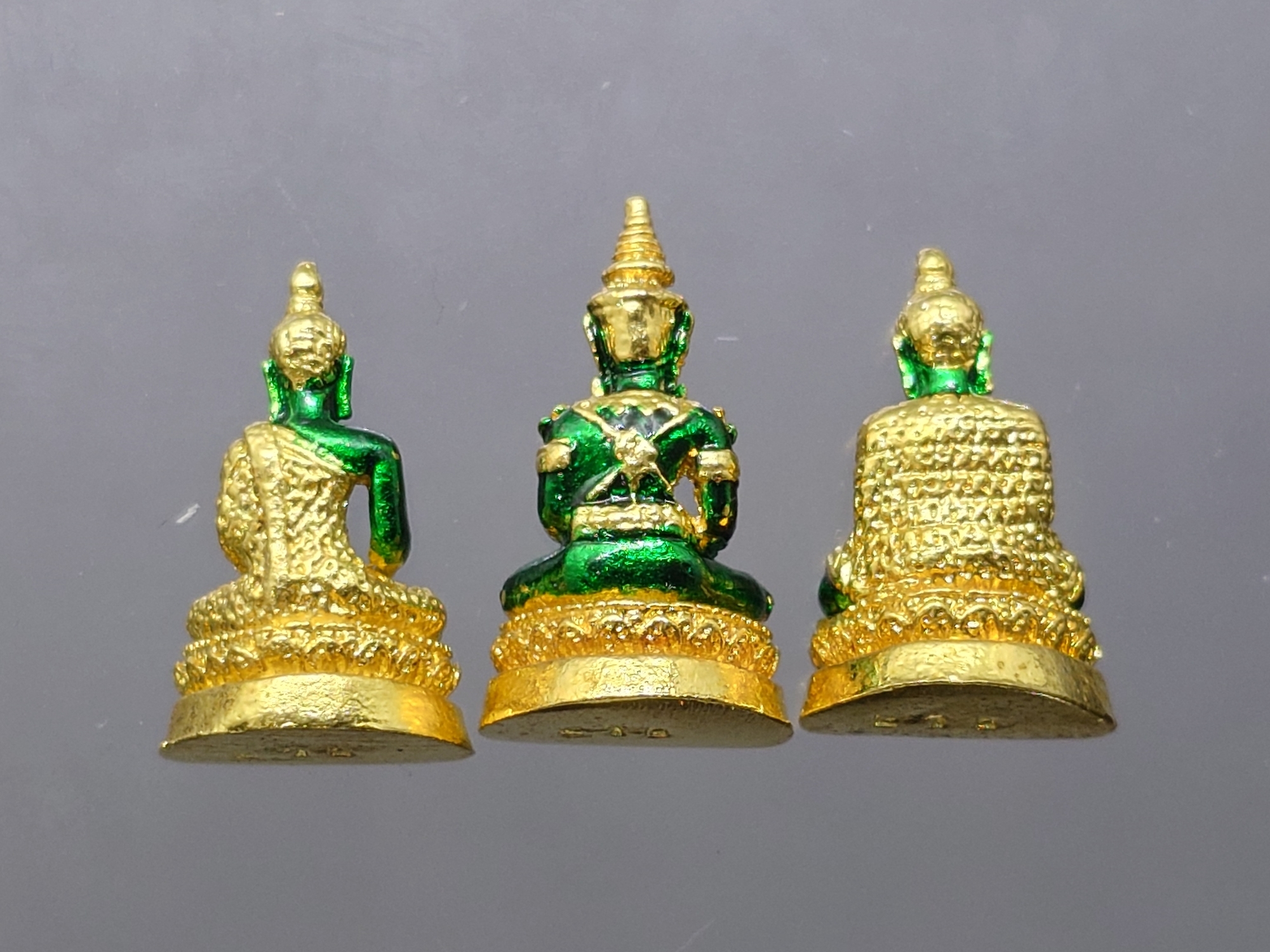 พระพุทธมหามณีรัตนปฏิมากร เนื้อเงินกาหลั่ยทอง ลงยาเขียว ขนาดสูง 1.8 ซ.ม.พิธีมหาพุทธาภิเษก ณ พระอุโบสถวัดพระศรีรัตนศาสดาราม พ.ศ.2538 พร้อมตลับเดิม