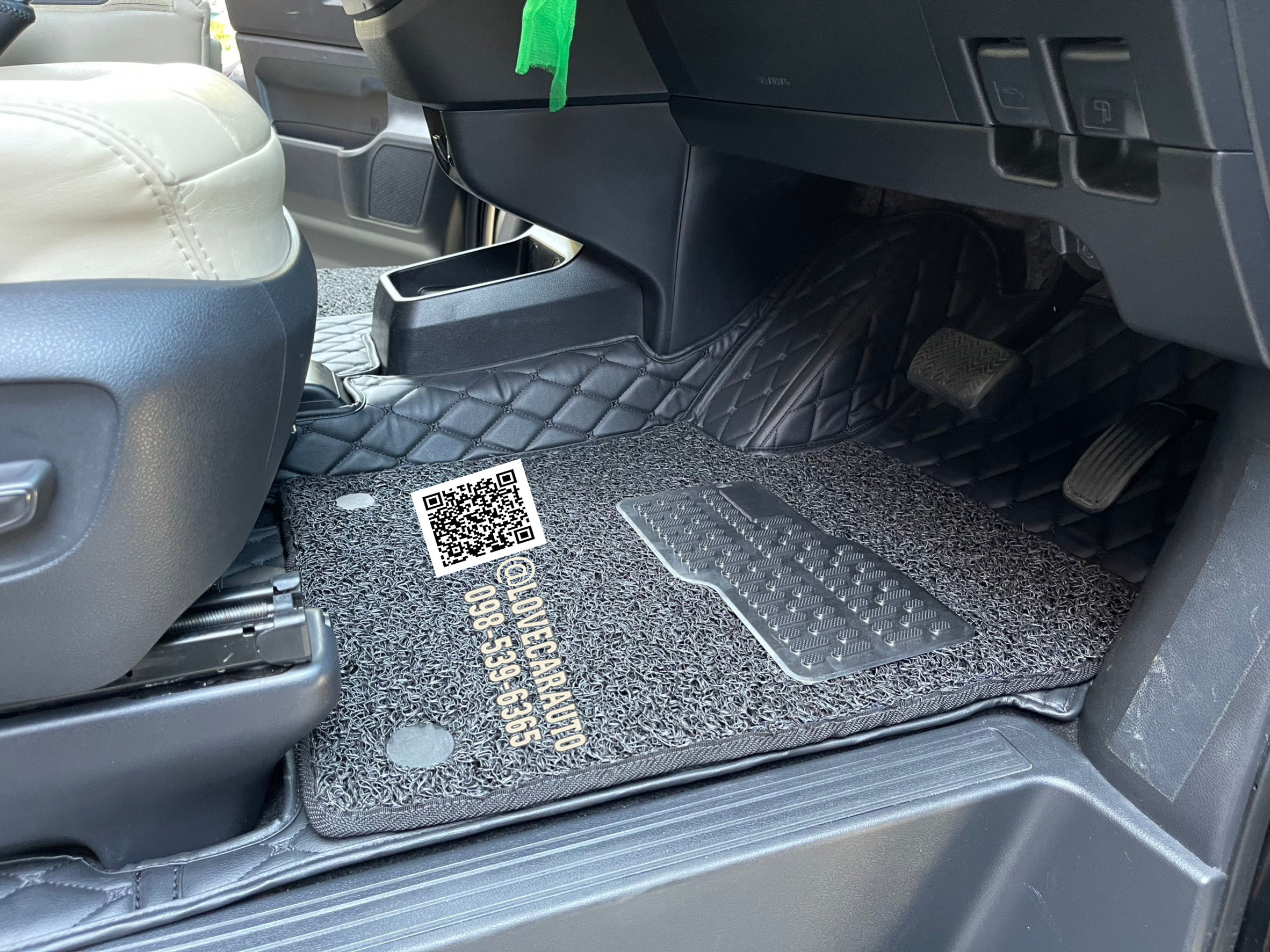 พรมปูพื้นรถยนต์ 7D Toyota majesty สีดำด้ายดำ คู่หน้า ไวนิลสีดำ