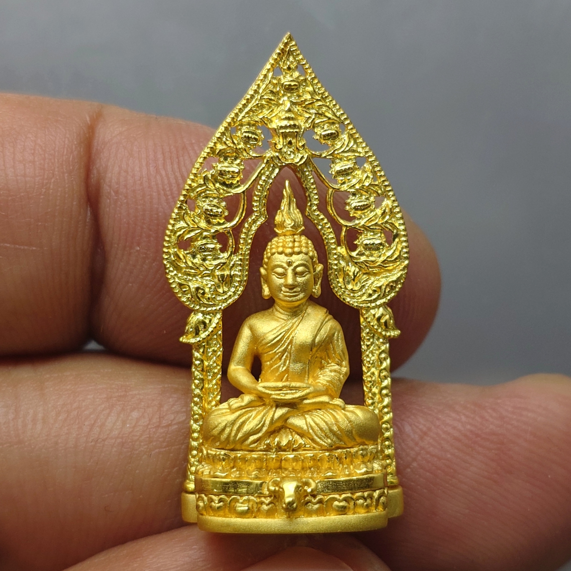 ชุดกรรมการ 5 องค์ พระกริ่งทองคำ 99.99% พระนิรันตราย (จำลอง) สองกษัตริย์ สมาคมนิสิตเก่าจุฬาลงกรณ์มหาวิทยาลัย ในพระบรมราชูปถัมภ์ จัดสร้าง ปี2552 พร้อมกล่องเดิมๆ สวยงาม