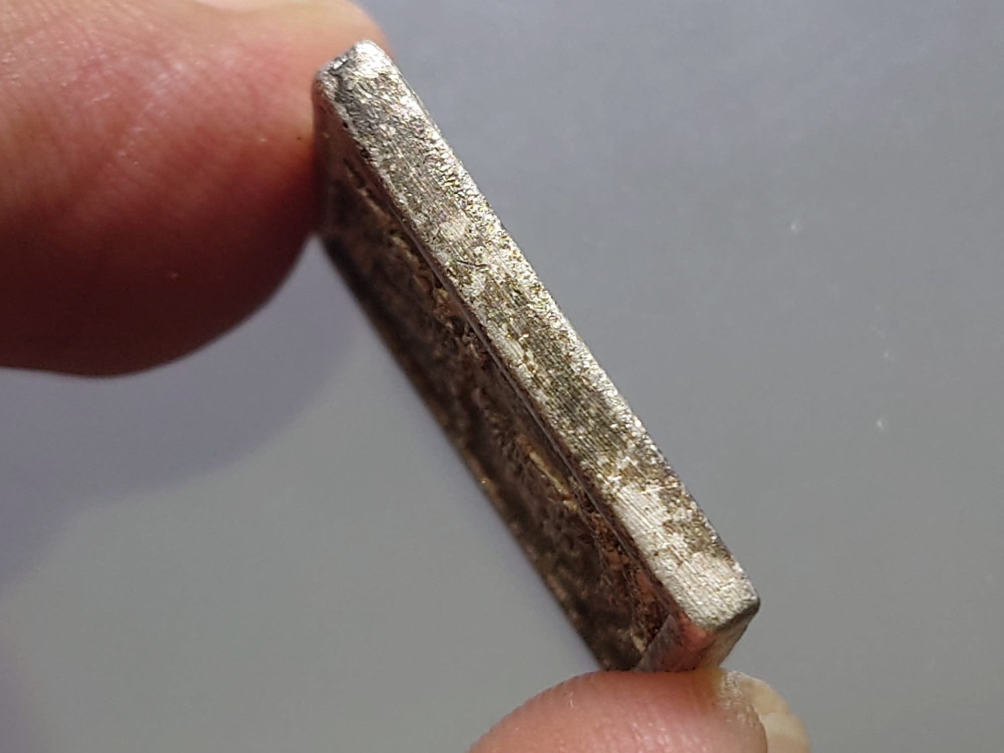 หลวงพ่อเปิ่นนั่งเสือ เนื้อเงิน รุ่น ตราแผ่นดิน ตำรวจภูธร ภาค 3 จัดสร้าง วัดบางพระ พ.ศ.2535 พร้อมกล่องเดิม