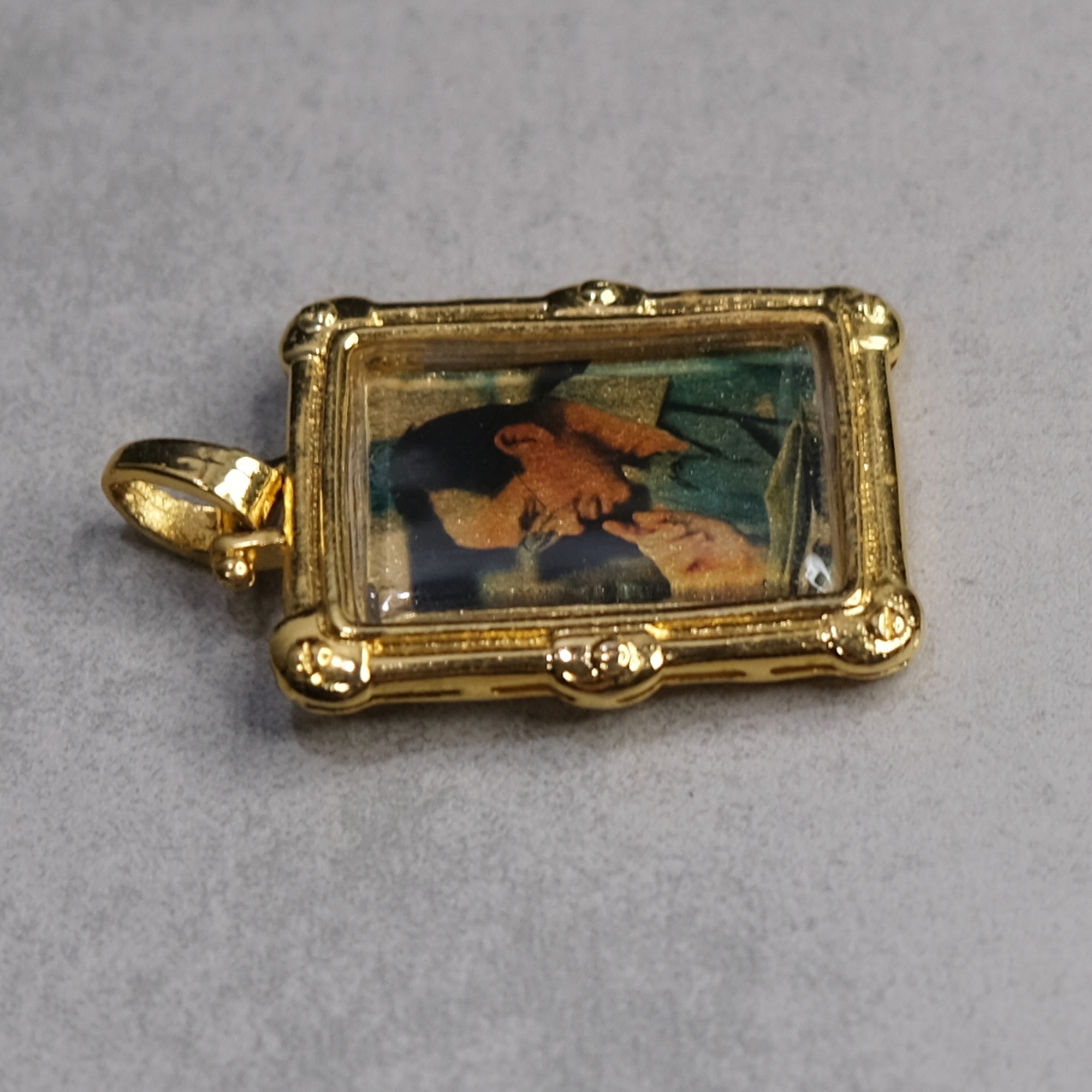 จี้ทองคำแท้ พระบรมฉายาลักษณ์ ร9 ที่ระลึกกาญจนาภิเษก 2539 (แผ่นทองคำ 97.66%) พร้อมกรอปและกล่องเดิม