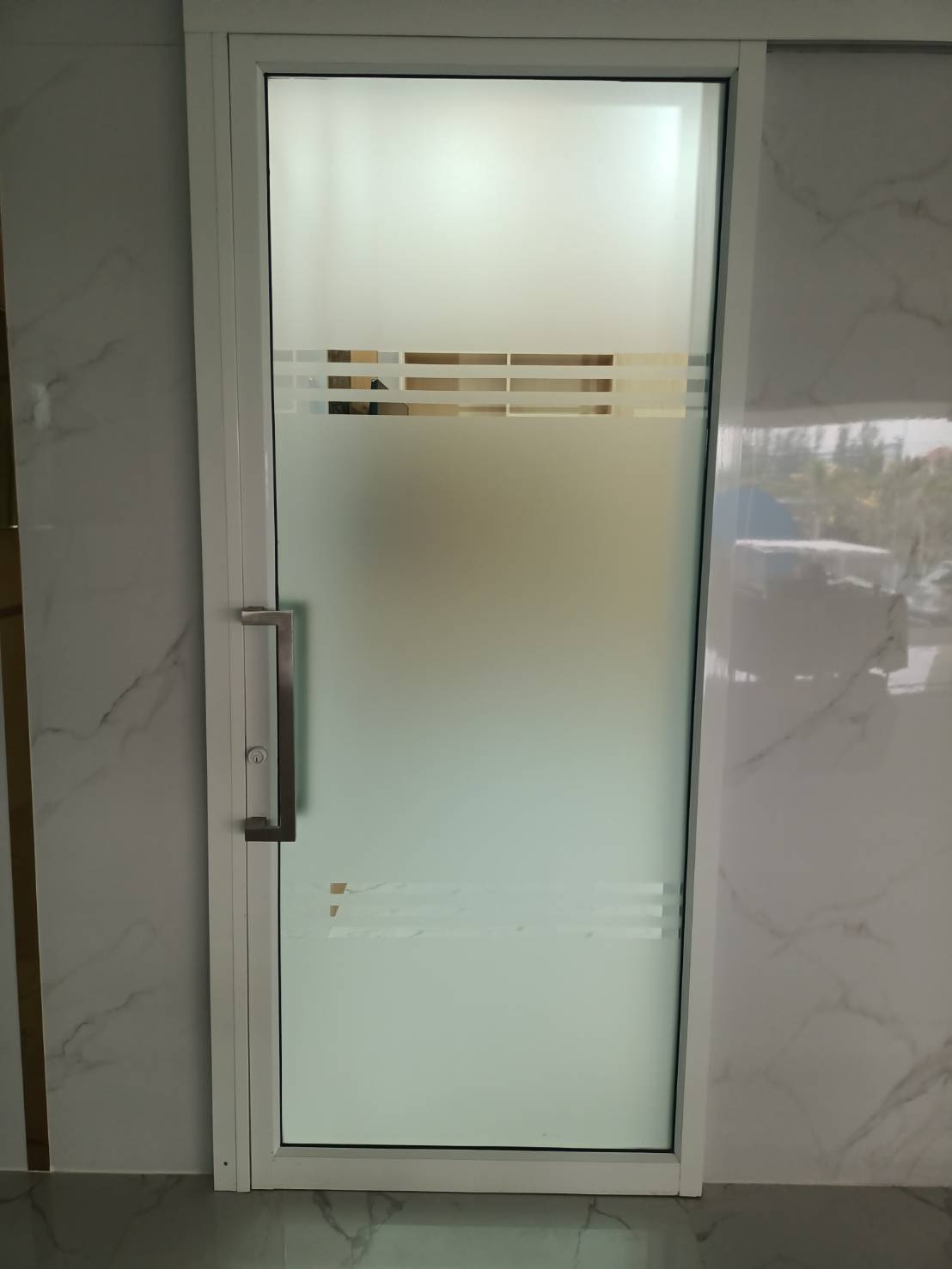 งานตัดสติกเกอร์ฝ้าติดกระจกสำนักงาน ติดสติกเกอร์ฝ้าออฟฟิศ งานพิมพ์สติกเกอร์ฝ้า