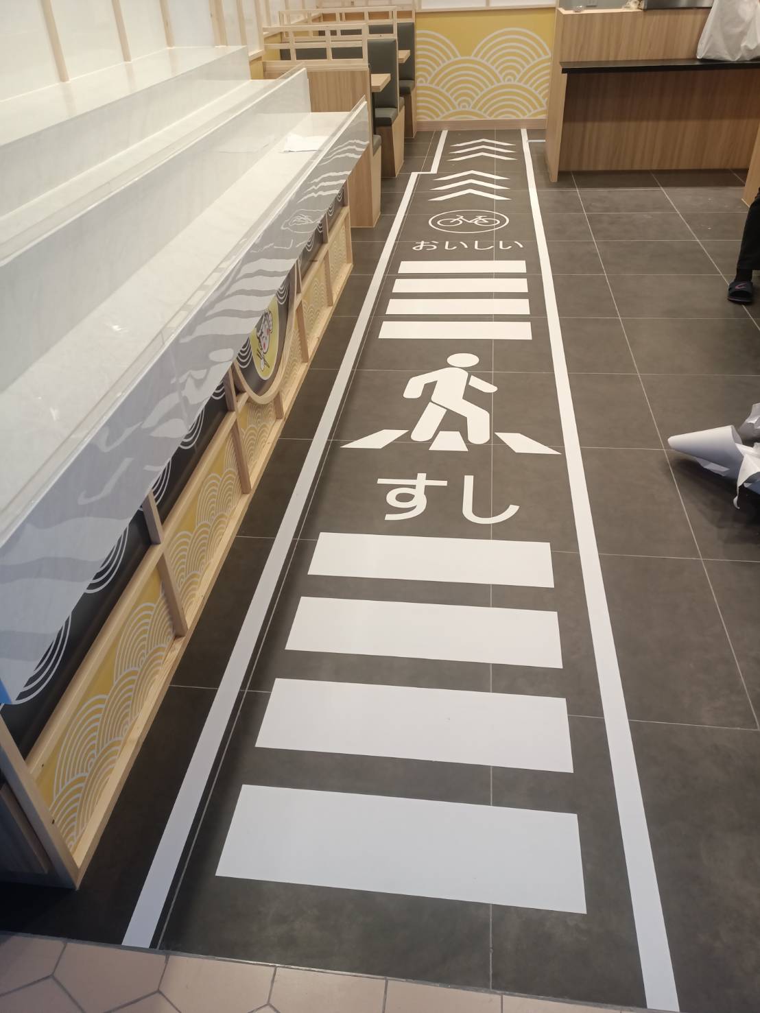 ปัายสติกเกอร์ติดลงบนพื้นกระเบื้อง