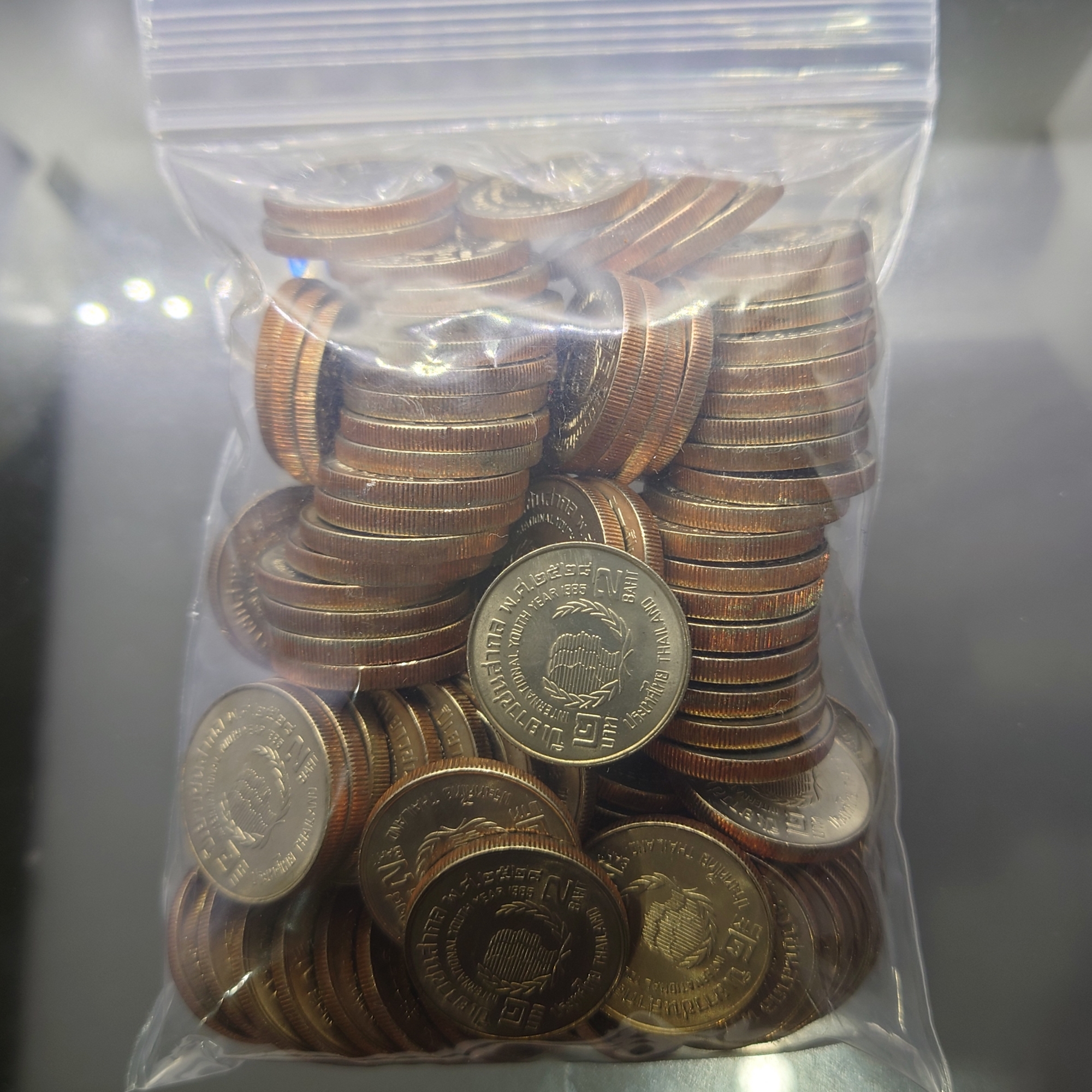 ชุดเหรียญ 100 เหรียญ เหรียญ 2 บาท ที่ระลึก ปีเยาวชนสากล ไม่ผ่านใช้