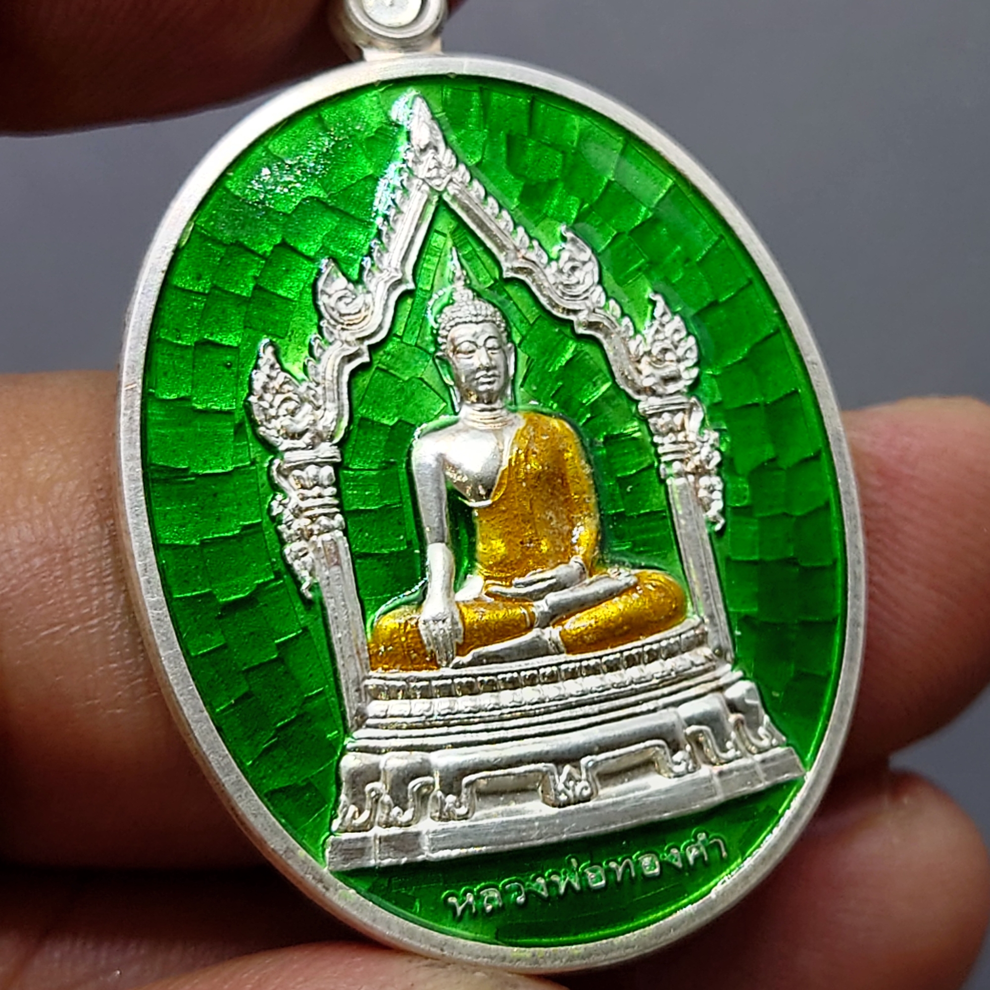 หลวงพ่อทองคำ รุ่นชัยชนะ หลังดวงพิชัยสงครามนวหรคุณ เนื้อเงินลงยาเขียว เจ้าคุณธงชัย วัดไตรมิตร ปี2559 พร้อมกล่องเดิม