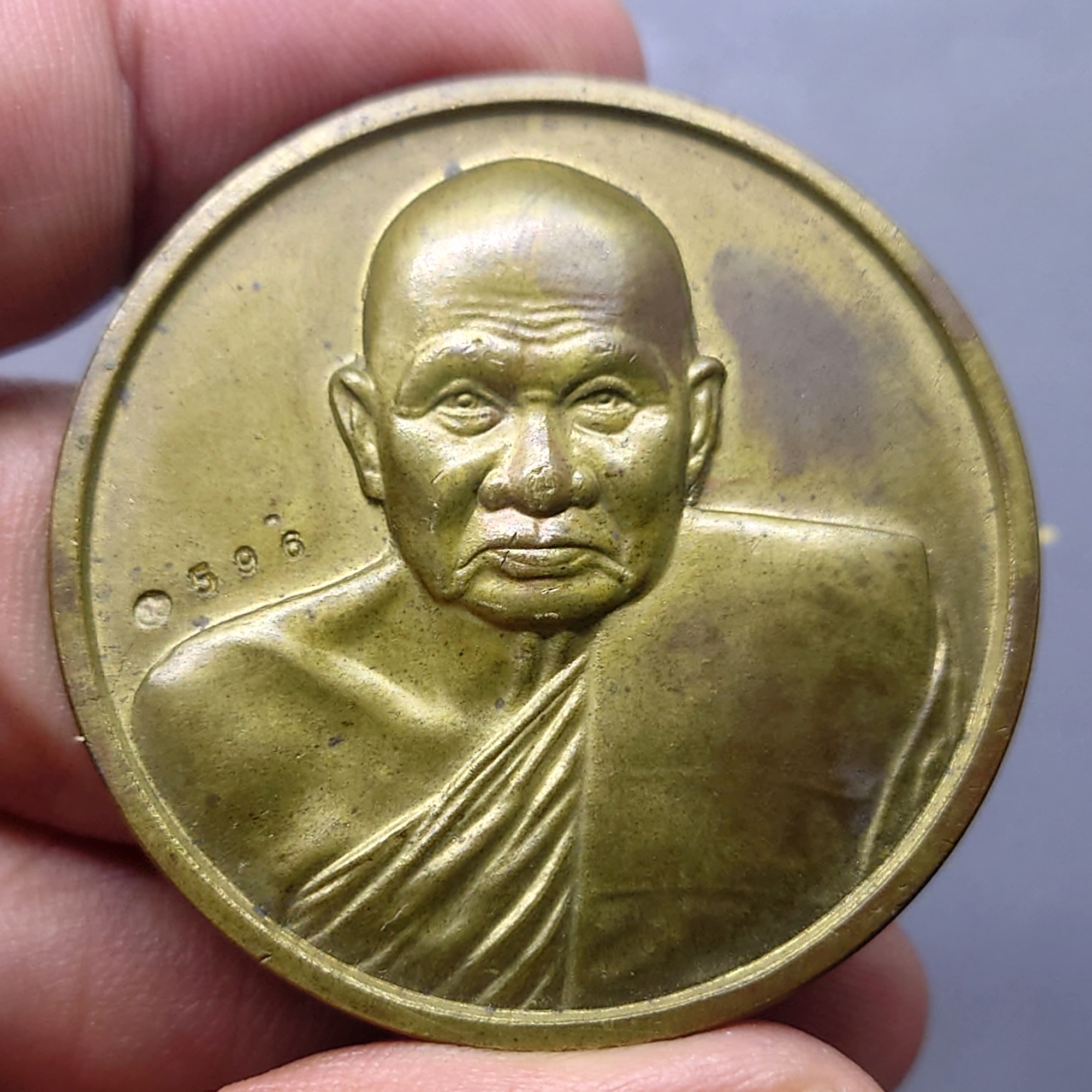 เหรียญบาตรน้ำมนต์ หลวงปู่ทิม วัดพระขาว ปี2538 เนื้อทองฝาบาตร ขนาด 4 ซม.