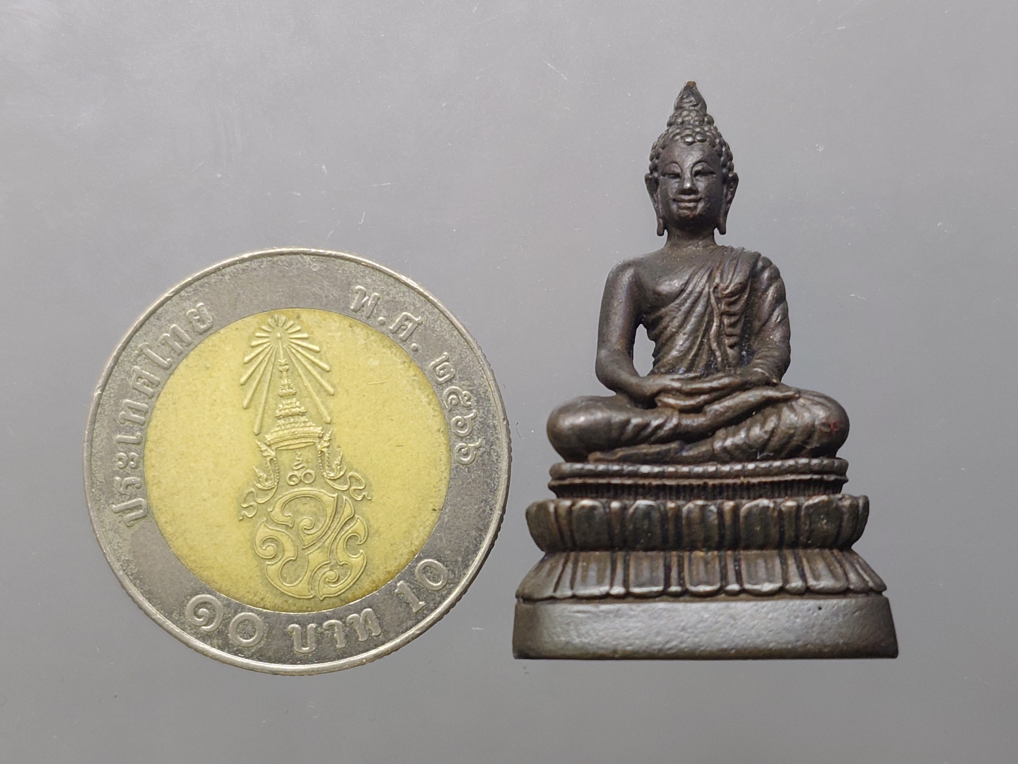 พระกริ่ง ภปร พระพุทธนวมมหาราชายุจฉับปริวัตนมงคล เนื้อนวะโลหะ ฉลองพระชนมายุครบ 6 รอบ รัชกาลที่9 ปี2542 พร้อมกล่องเดิม