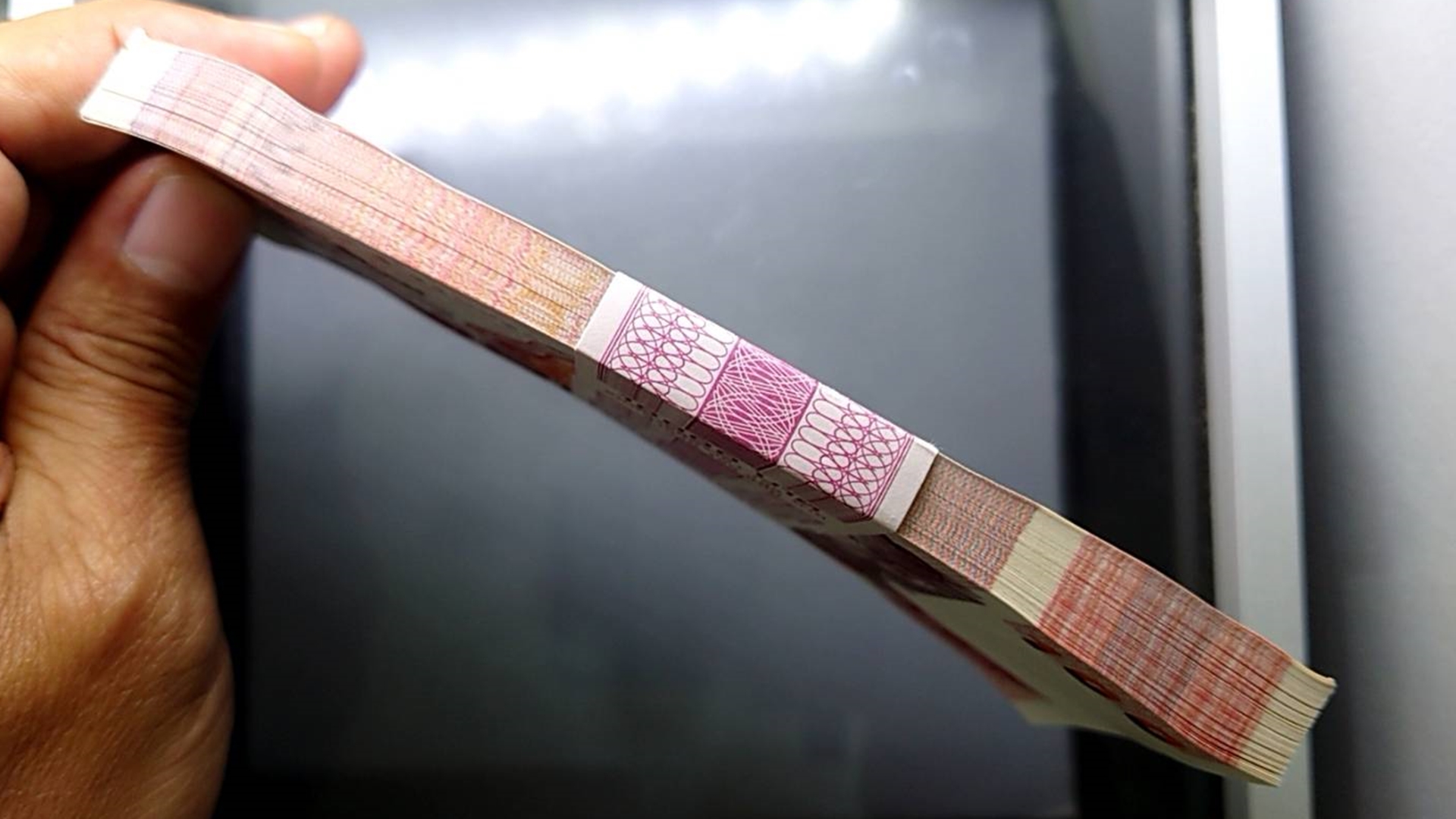 ธนบัตรยกแหนบ 100 ใบ เรียงเลข ธนบัตร 100 บาท แบบ 14 รัชกาลที่9 หลังโรงเรียนเลิก พ.ศ.2537 ไม่ผ่านใช้ สภาพสวย