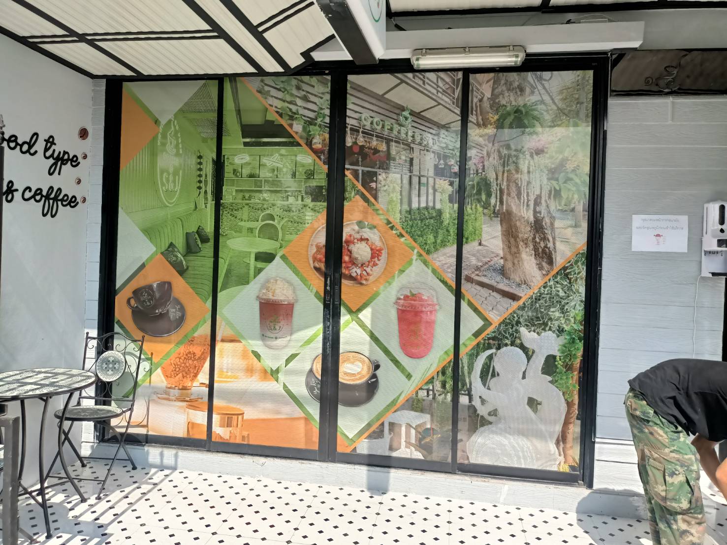 งานพิมพ์สติกเกอร์ฝ้าติดลงบนกระจก งานติกสติกเกอร์ร้านอาหารออกแนวโปร่งใส งานพิมพ์ตกแต่งร้านคาเฟ่ขนมหวาน