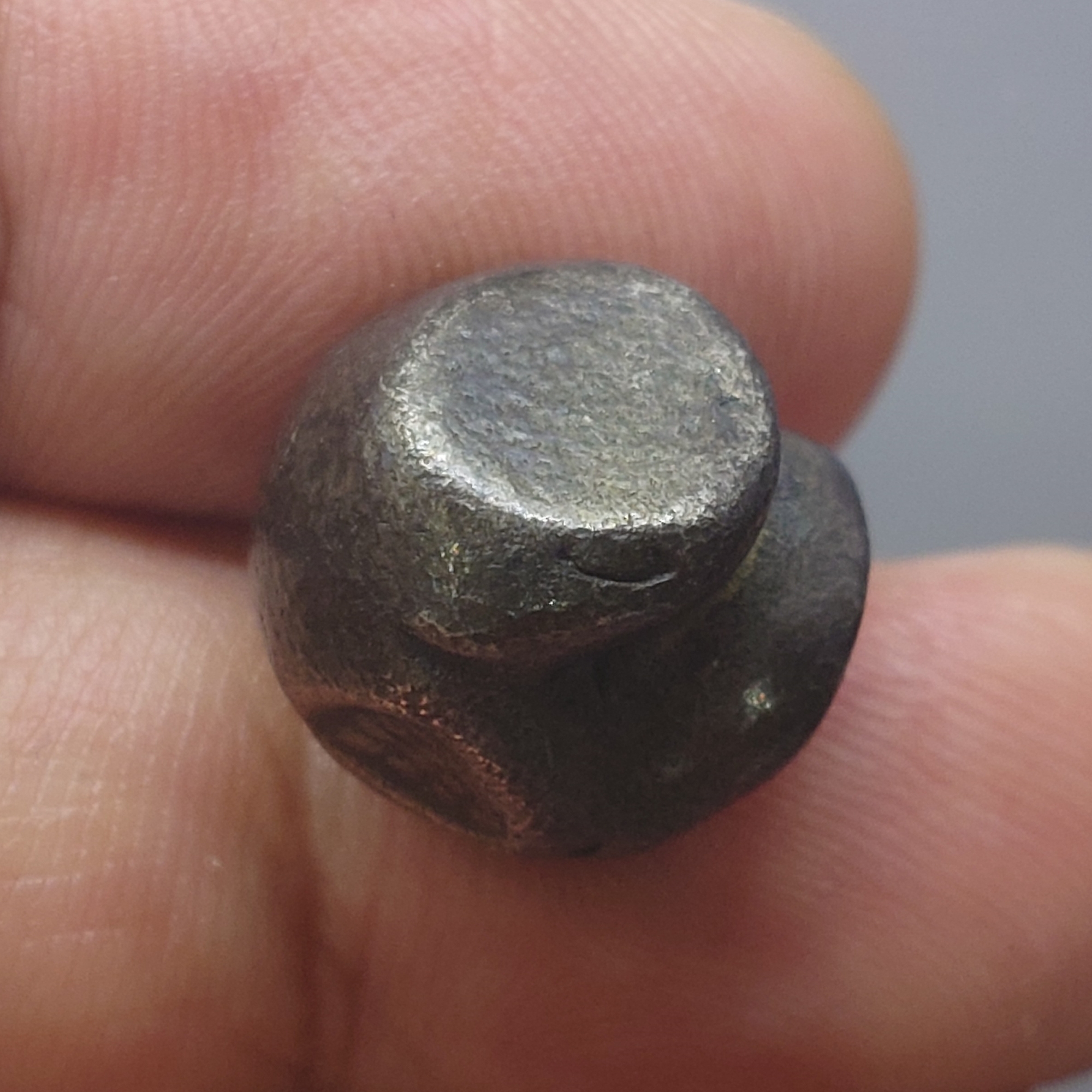 พดด้วง ขนาด 1 บาท ตราพระซ่อมดอกไม้-จักร สมัยอยุธยา พุทธศตวรรษที่ 19 - 24 ตรานิยม หายาก สภาพสวย