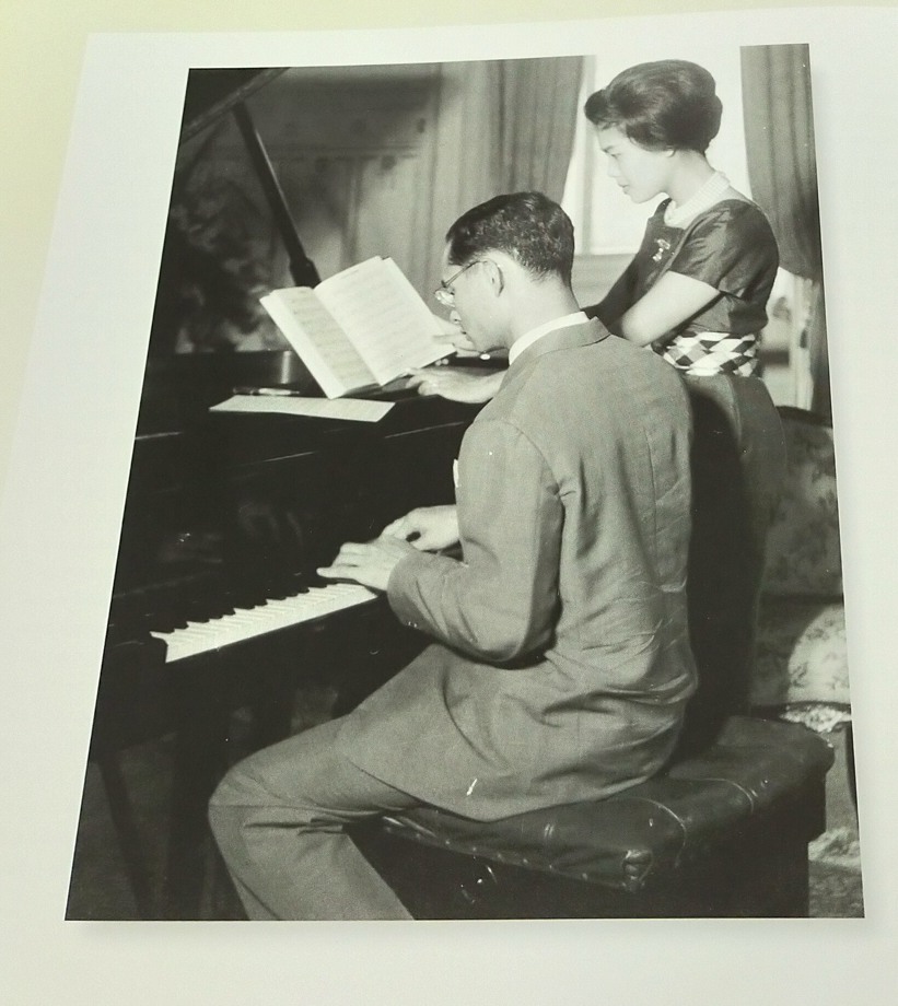 ธ สถิตในดวงใจนิรันดร์ (หนังสือประมวลบทเพลงพระราชนิพนธ์) The Musical Compositions of His Majesty King Bhumibol Adulyadej of Thailand