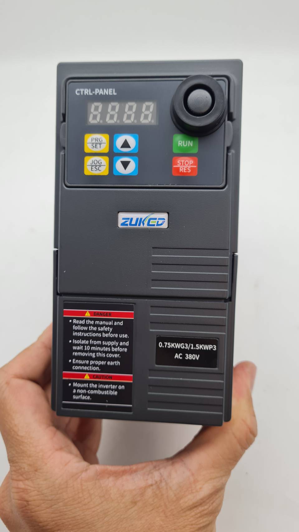 อินเวอร์เตอร์ 750W 380V 3เฟส ควบคุมความเร็วรอบมอเตอร์ใช้กับงานสายพานลำเรียง