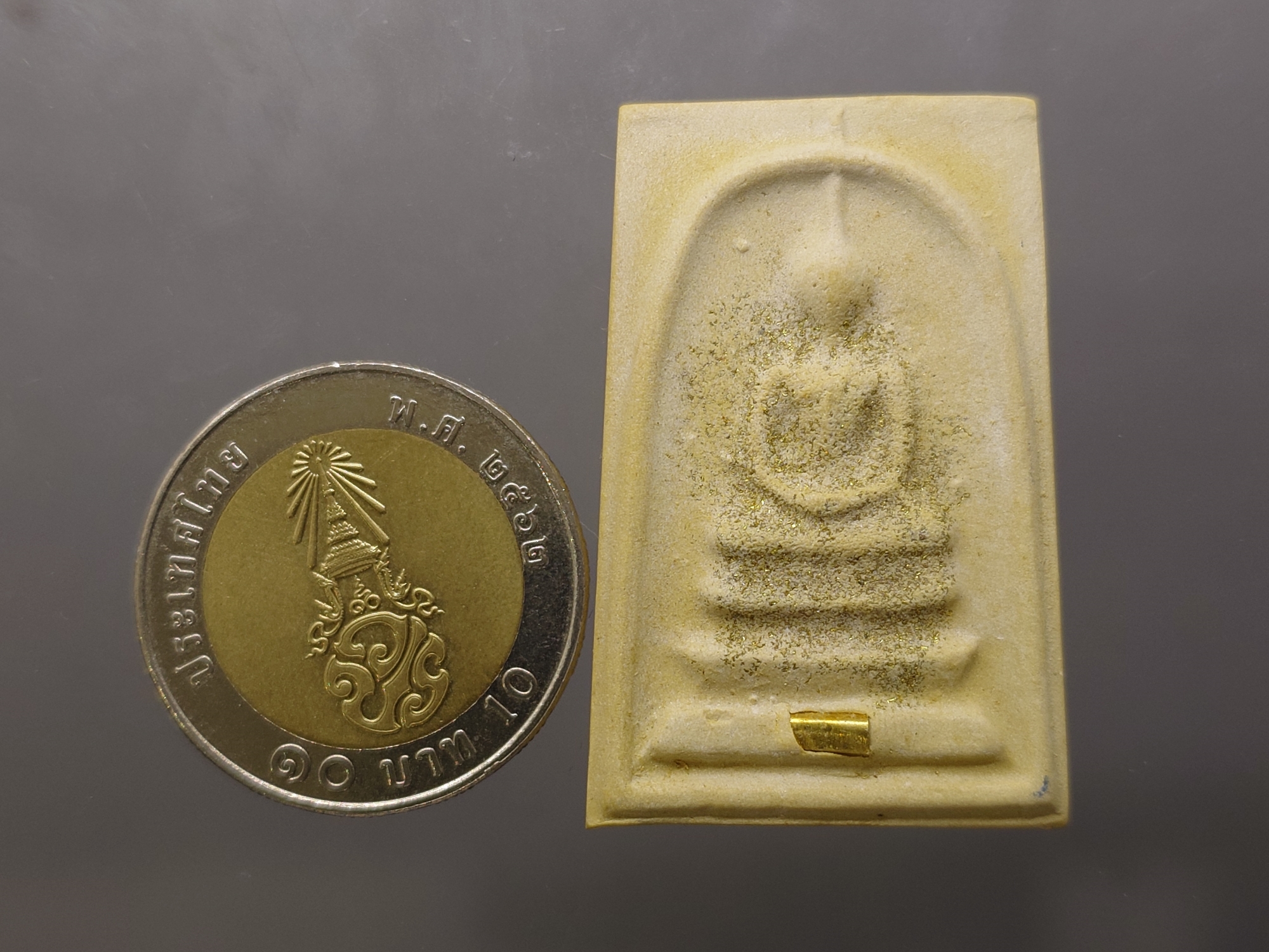 พระพิมพ์สมเด็จ 100 ปี พิมพ์เกศทะลุซุ้ม หลังตราปั๊ม แช่น้ำมนต์ โรยผงตะไบ ฝังตระกุด ที่ระลึก ญสส 100 ปี วัดบวรนิเวศวิหาร ปี2556 กล่องสแตนเลส