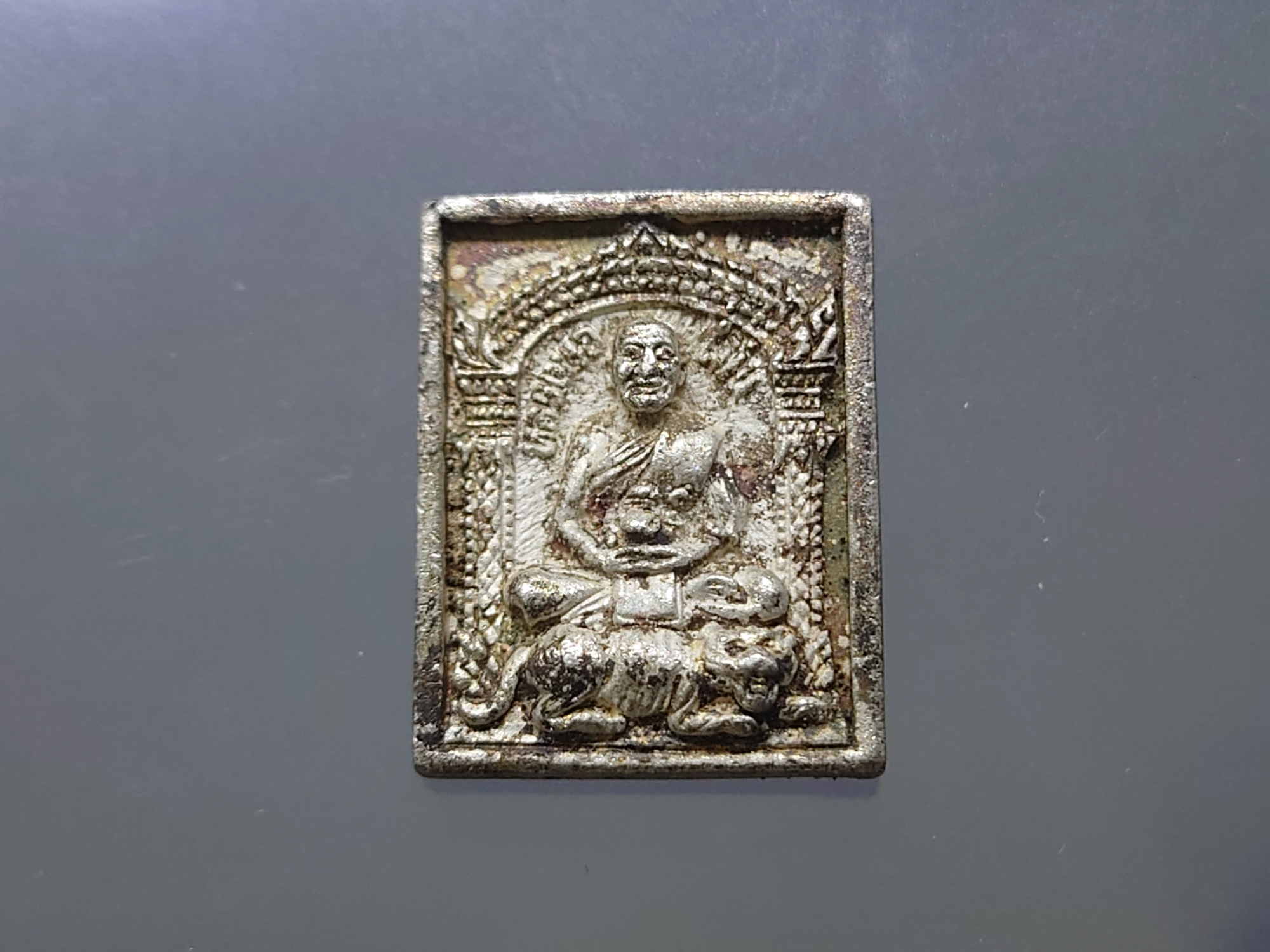 หลวงพ่อเปิ่นนั่งเสือ เนื้อเงิน รุ่น ตราแผ่นดิน ตำรวจภูธร ภาค 3 จัดสร้าง วัดบางพระ พ.ศ.2535 พร้อมกล่องเดิม