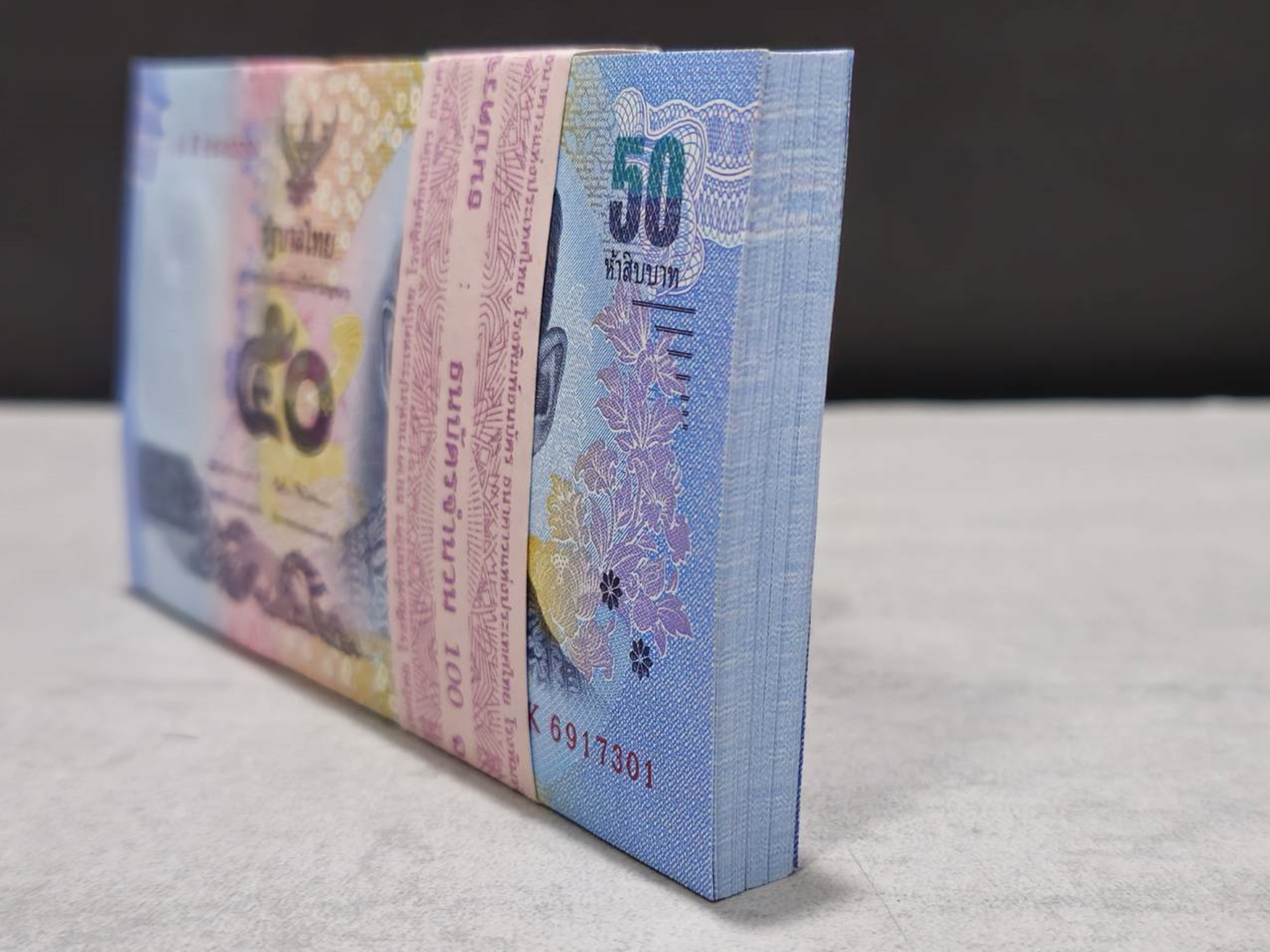 ธนบัตรยกแหนบ 100 ใบ เรียงเลข ธนบัตร 50 บาท แบบ 16.5 ไม่ผ่านใช้งาน พร้อมบรรจุตลับ