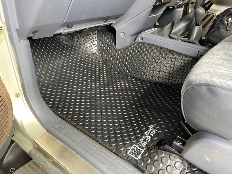 พรมปูพื้นรถยนต์ Toyota Tiger Cab กระดุมสีดำ