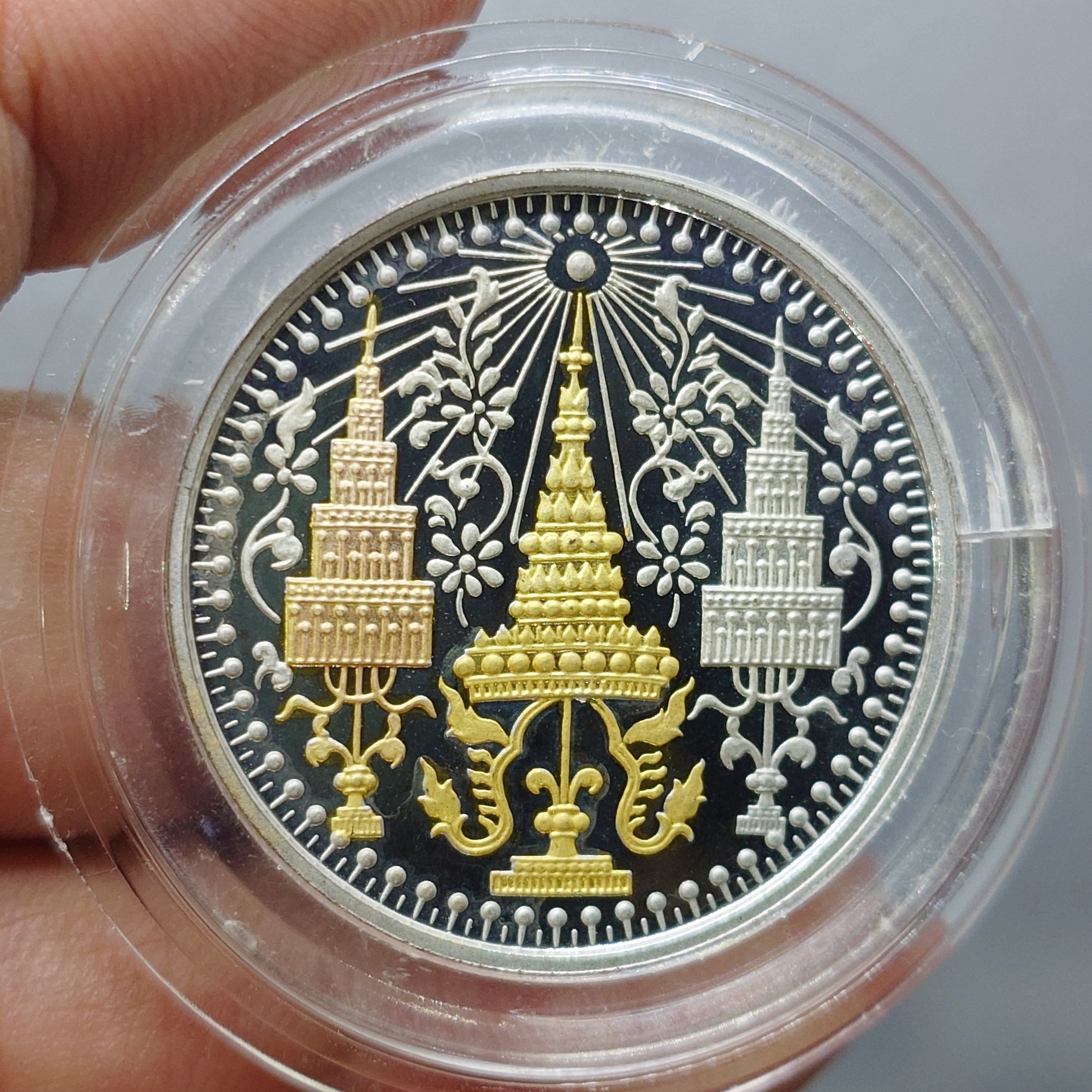 เหรียญพระแก้วมรกต ทรงเครื่อง 3 ฤดู พระจอมเกล้าพระนครเหนือ ปี 2538 เนื้อสามกษัตริย์ ขนาด 3.2 ซม.
