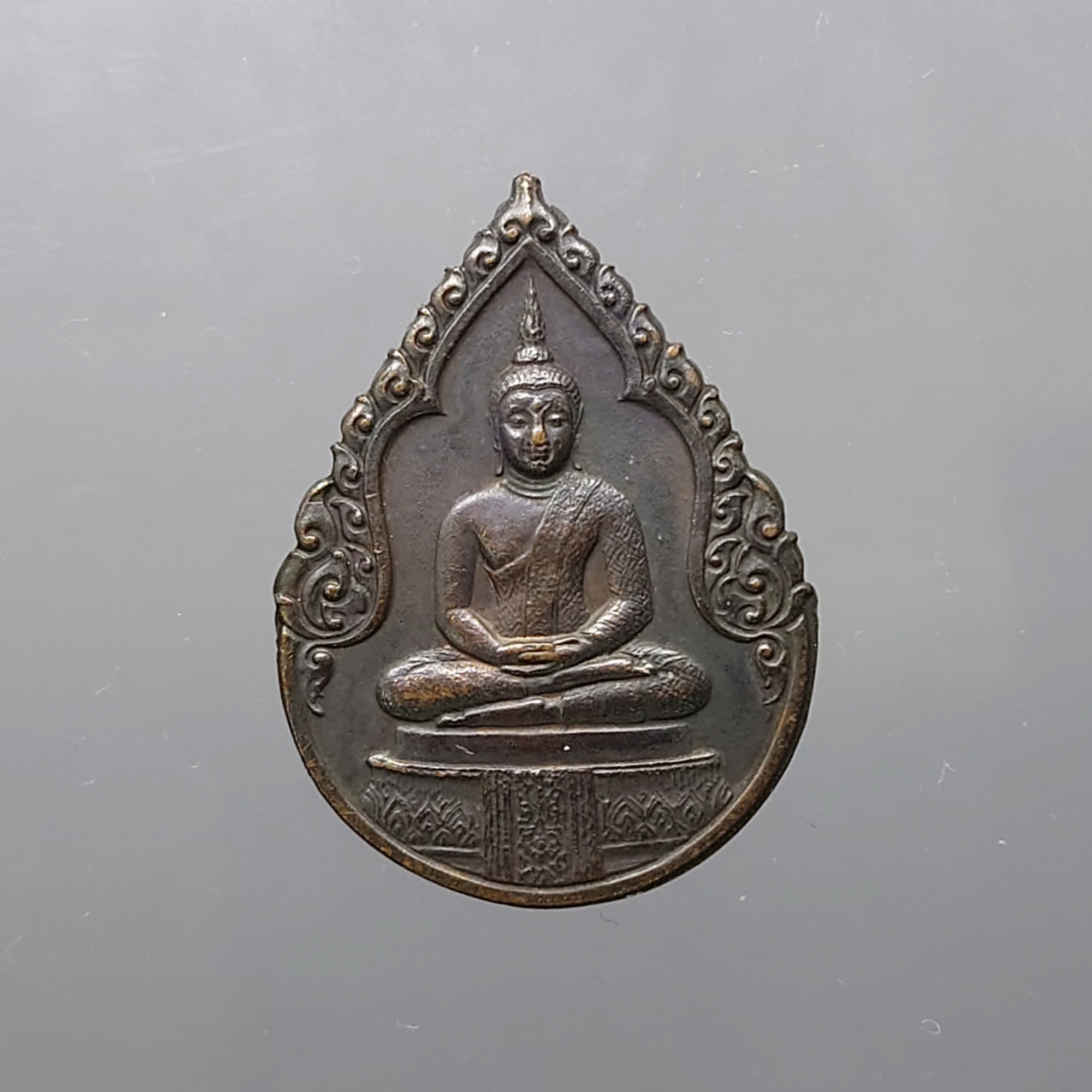เหรียญพระแก้วมรกต ภปร รุ่นแรก ทรงเครื่องฤดูฝน เนื้อทองแดงรมดำ ฉลองกรุงรัตนโกสินทร์ 200 ปี พ.ศ.2525