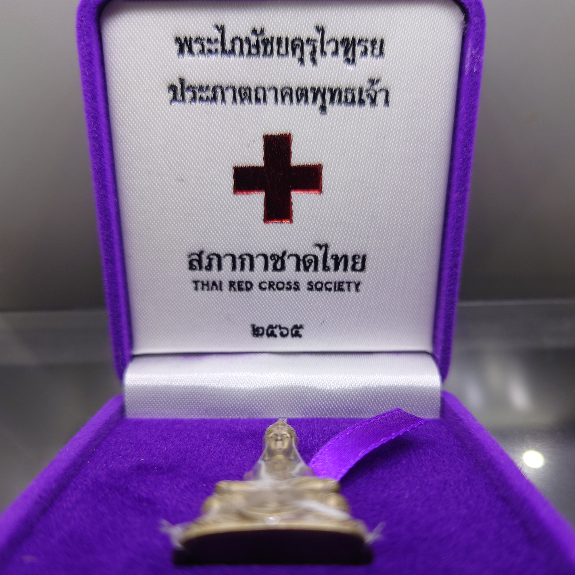 พระไภษัชยคุรุไวฑูรยประภาตถาคตพุทธเจ้า ลอยองค์ เนื้อบรอนซ์รมดำซาติน สภากาชาดไทย จัดสร้าง พ.ศ.2565 พร้อมกล่องเดิม