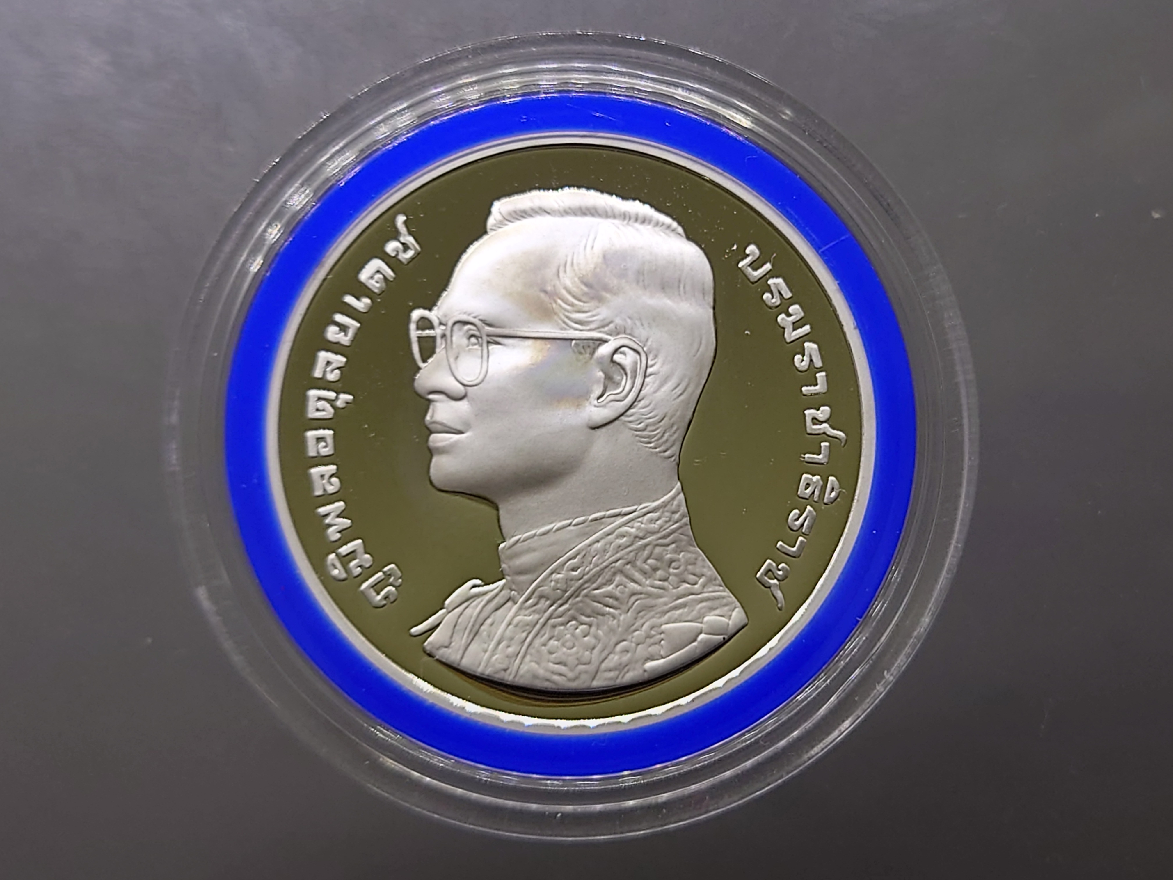 เหรียญเงินขัดเงา 600 บาท ที่ระลึก 6 รอบ ในหลวงรัชกาลที่9 พร้อมกล่องหนังใบเซอร์