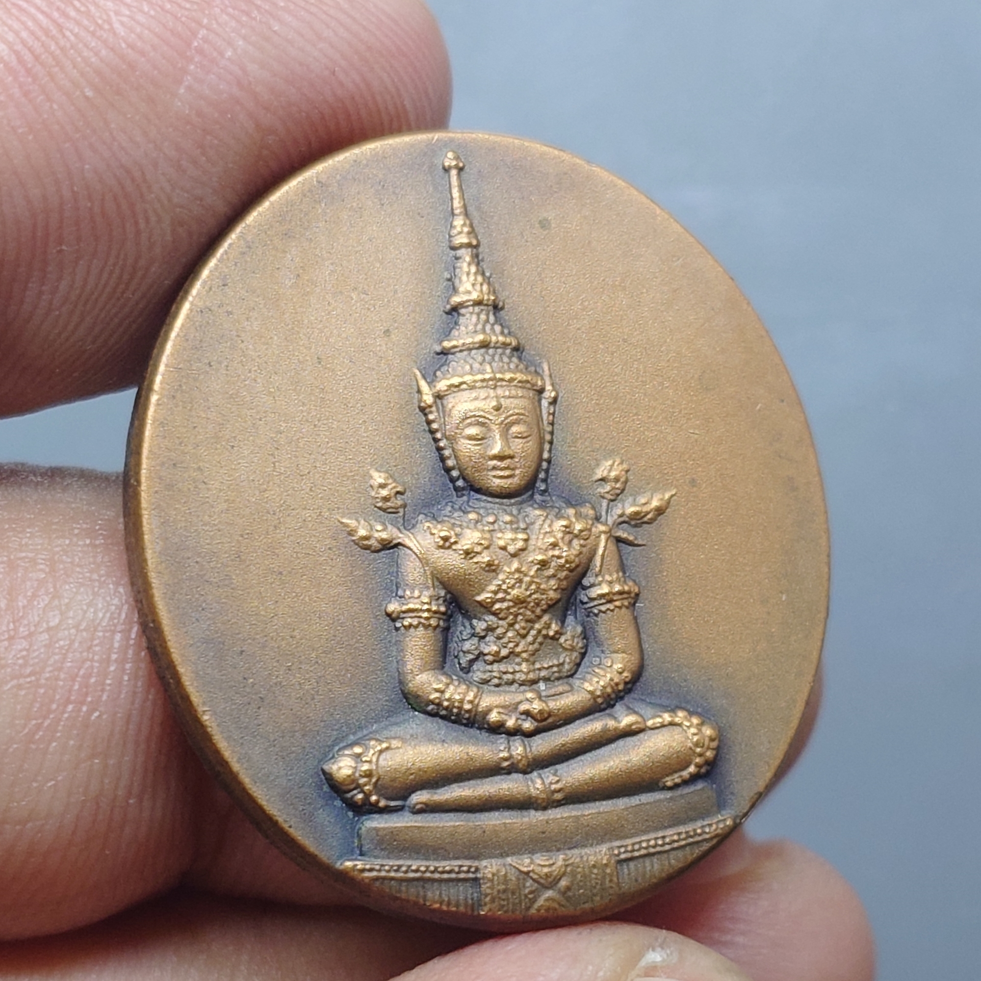 เหรียญพระแก้วมรกต มจร. เนื้อทองแดงซาติน พิธีมหาพุทธาภิเษก ณ พระอุโบสถวัดพระศรีรัตนศาสดาราม ปี2543