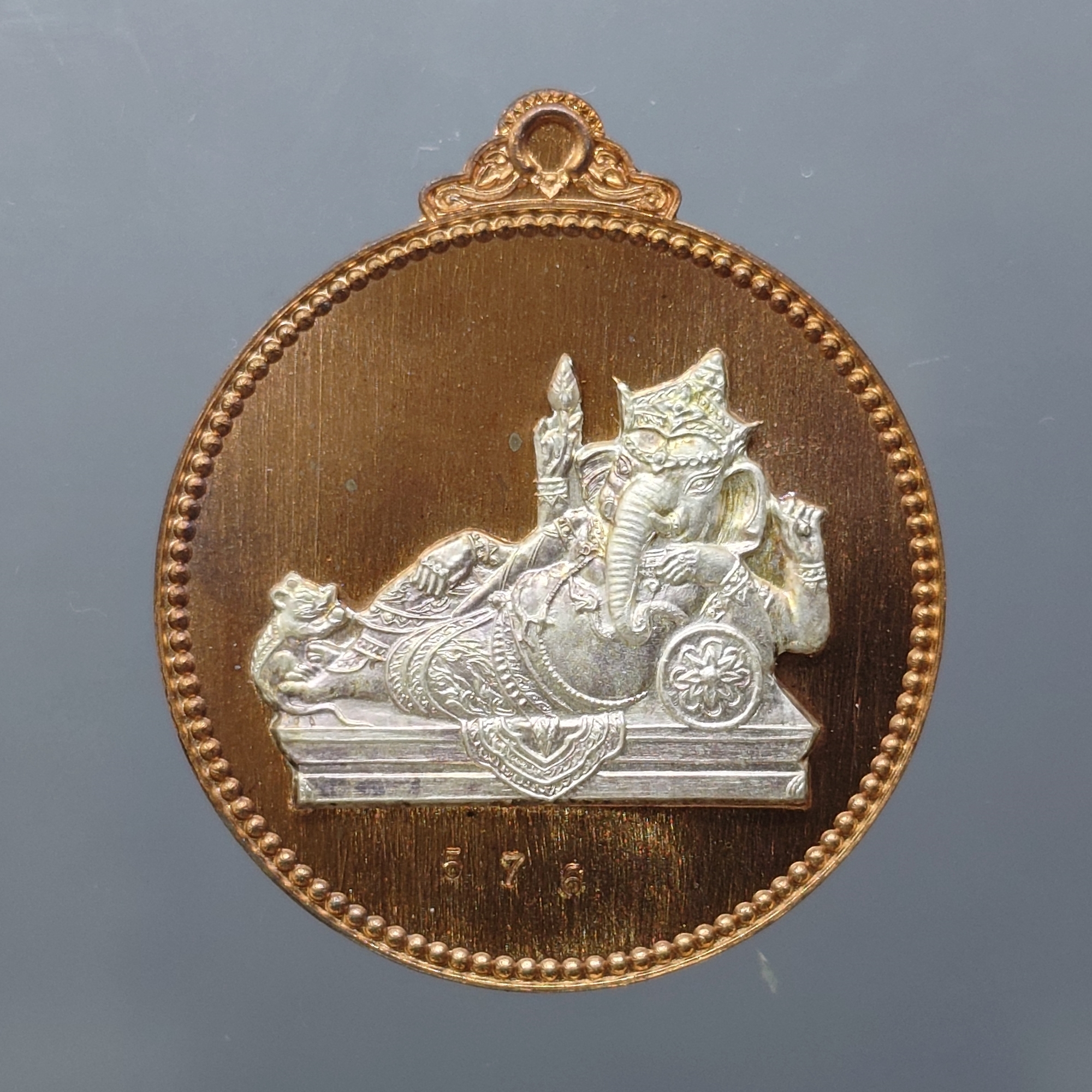 เหรียญพระพิฆเนศ "ไสยาสน์คเณศ" เนื้อนวะหน้ากากเงิน รุ่น เสวยสุข วัดสมานรัตนาราม ปี2559 พร้อมตลับเดิม