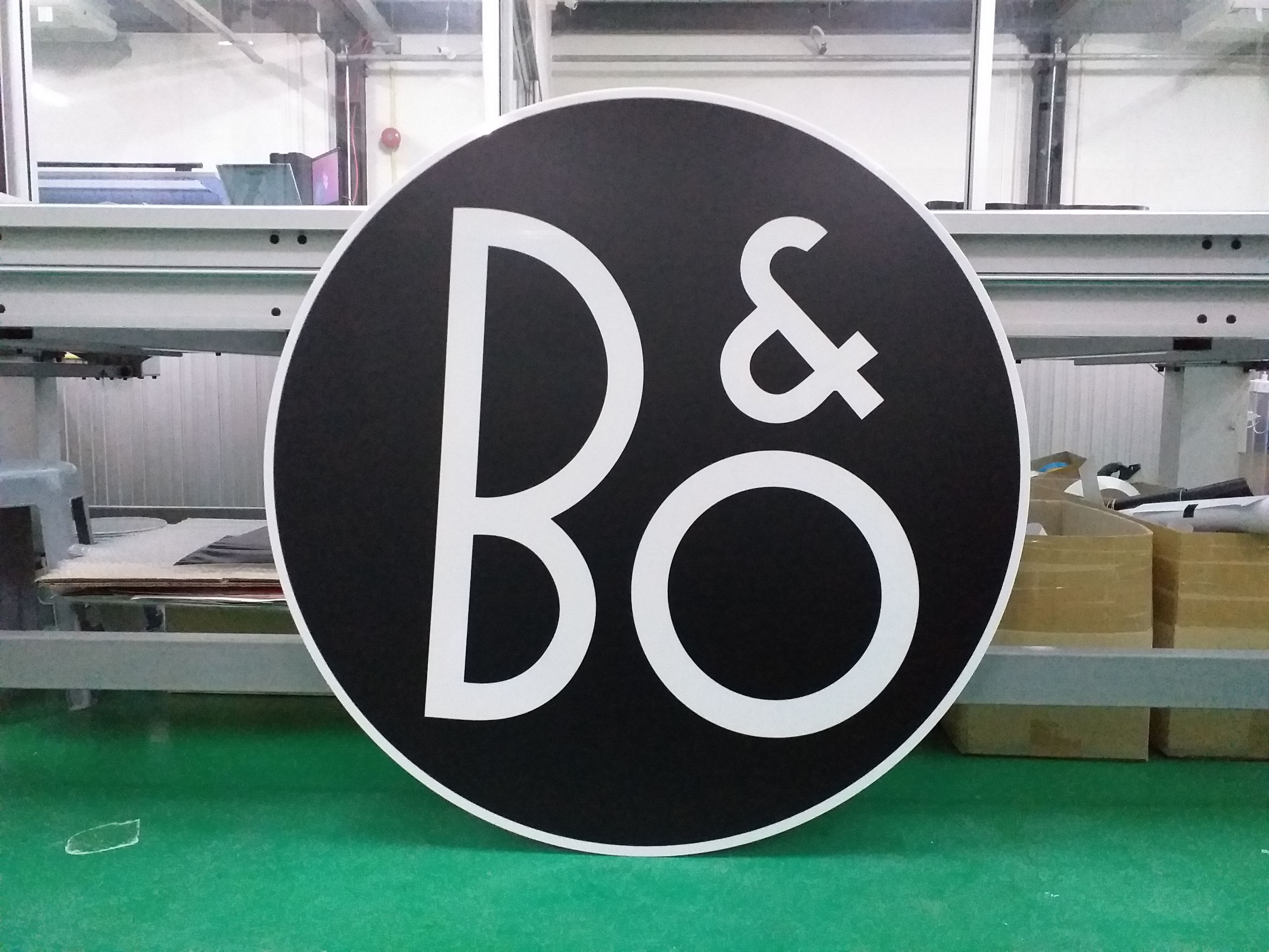 งานพิมพ์สติกเกอร์ลงบนแผ่นอะคริลิค งาน B&O