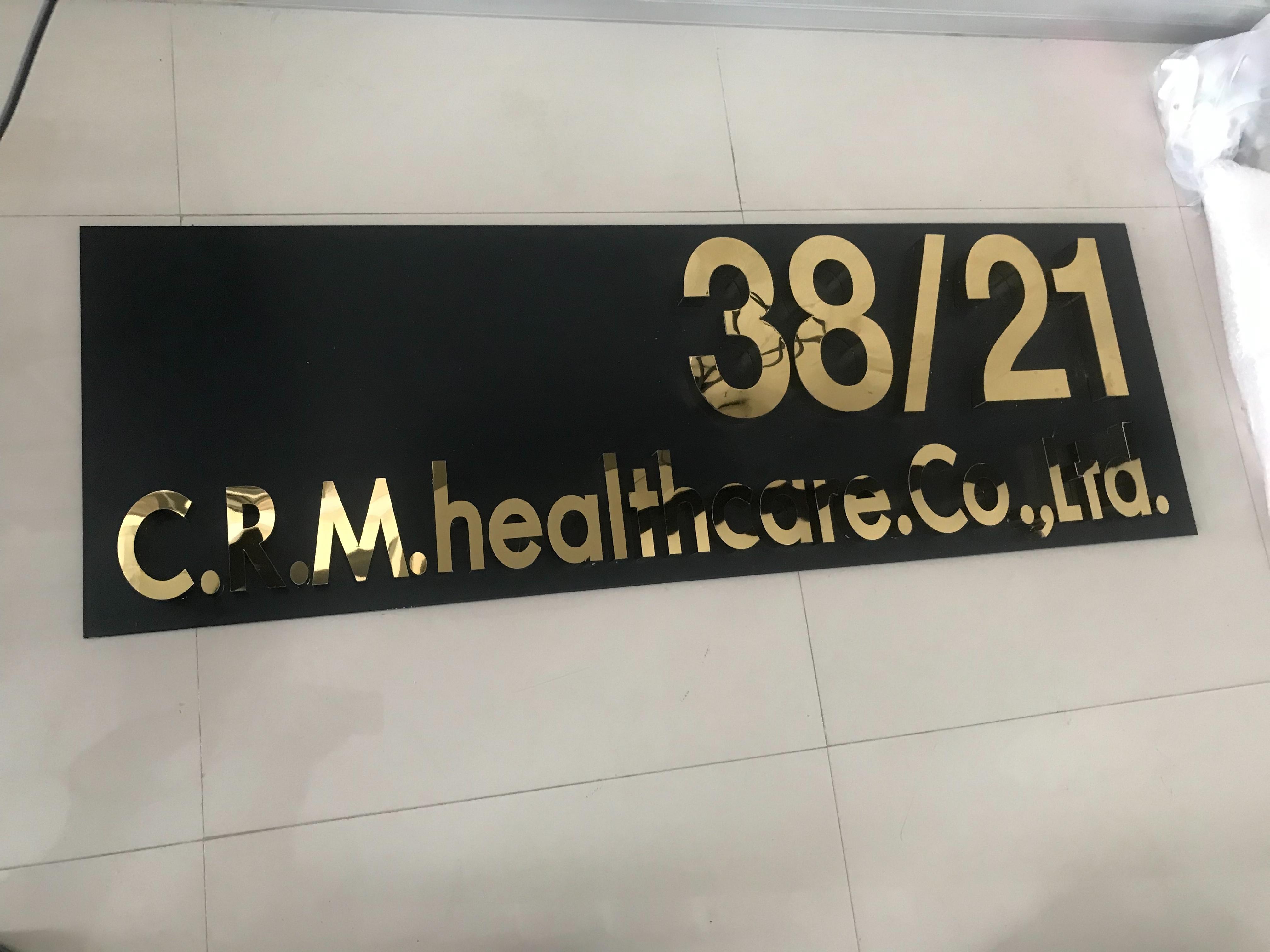 งานป้ายชื่อบริษัทและบ้านเลขที่ งานป้ายบ้านเลขที่และป้ายชื่อเป็นอักษรโลหะ ตัวอักษรสแตนเลสทองเงา งานป้ายชื่อC.R.M.healthcare.Co.,Ltd.