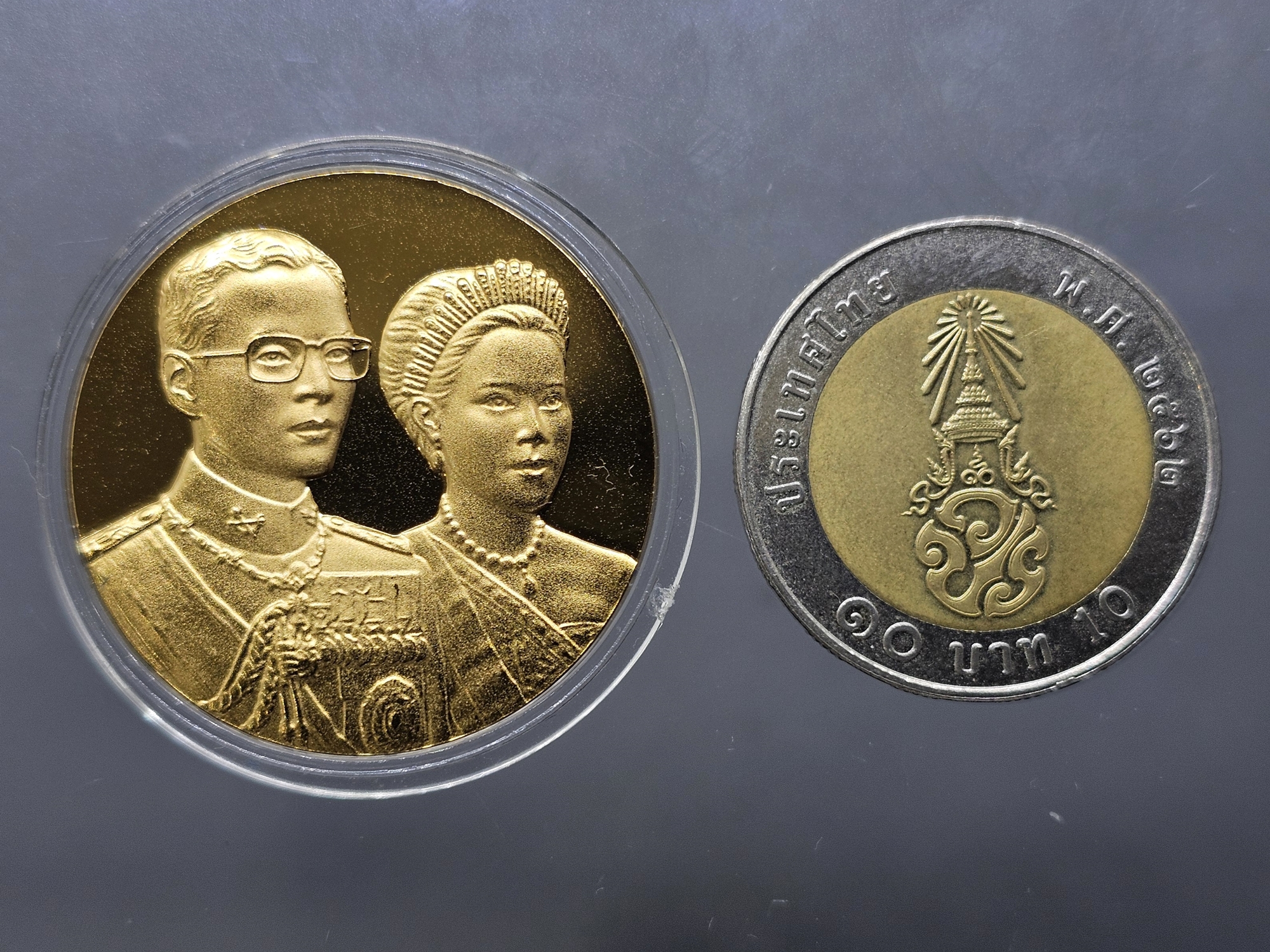 เหรียญที่ระลึกพระราชทาน ในหลวง ร.9 และพระราชินี เนื้อกะไหล่ทอง ขนาด 3 ซม. ทรงกลม (แจกเฉพาะข้าราชการ ใกล้ชิดพระองค์) พร้อมกล่อง