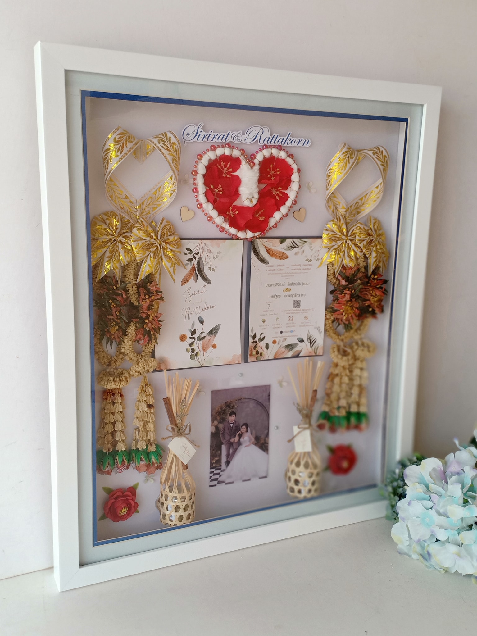 กรอบทรงลึก ไม้ขาวโมเดิล ปูพื้นสีขาวล้วน เสริมโฟโต้เม้าบอร์ด สีฟ้า น้ำเงิน ขนาด 20x24"