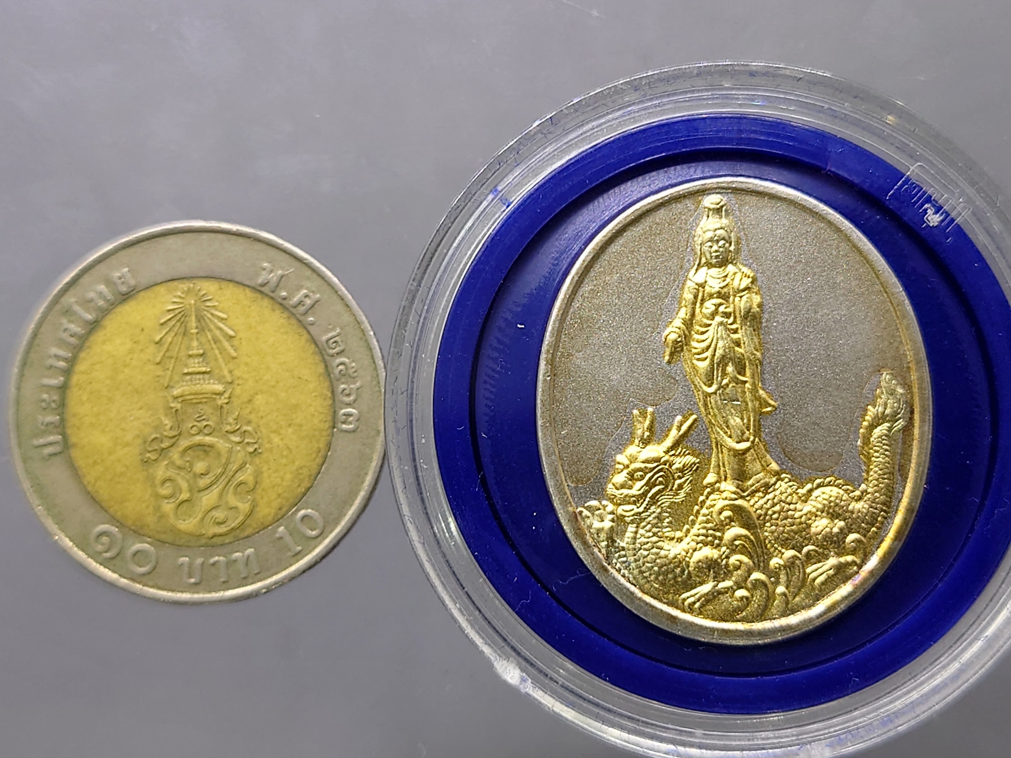 เหรียญพระโพธิสัตว์กวนอิม ทรงประทับมังกร เนื้อเงินสองกษัตริย์ หลังตรากาญจนาภิเษก จ.ระนอง ปี2539 พร้อมกล่องเดิม นิยม หายาก