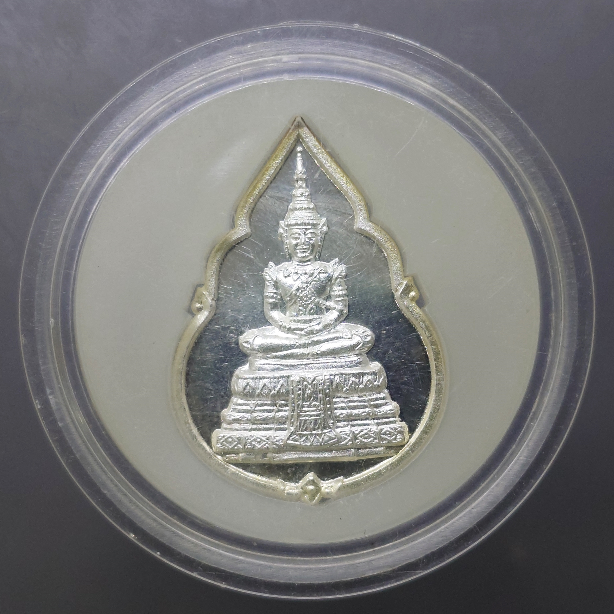 เหรียญพระแก้วมรกต ครบรอบ 64 ปี กรมสรรพสามิต พ.ศ.2539 เนื้อเงินขัดเงา ทรงหยดน้ำ พร้อมตลับ