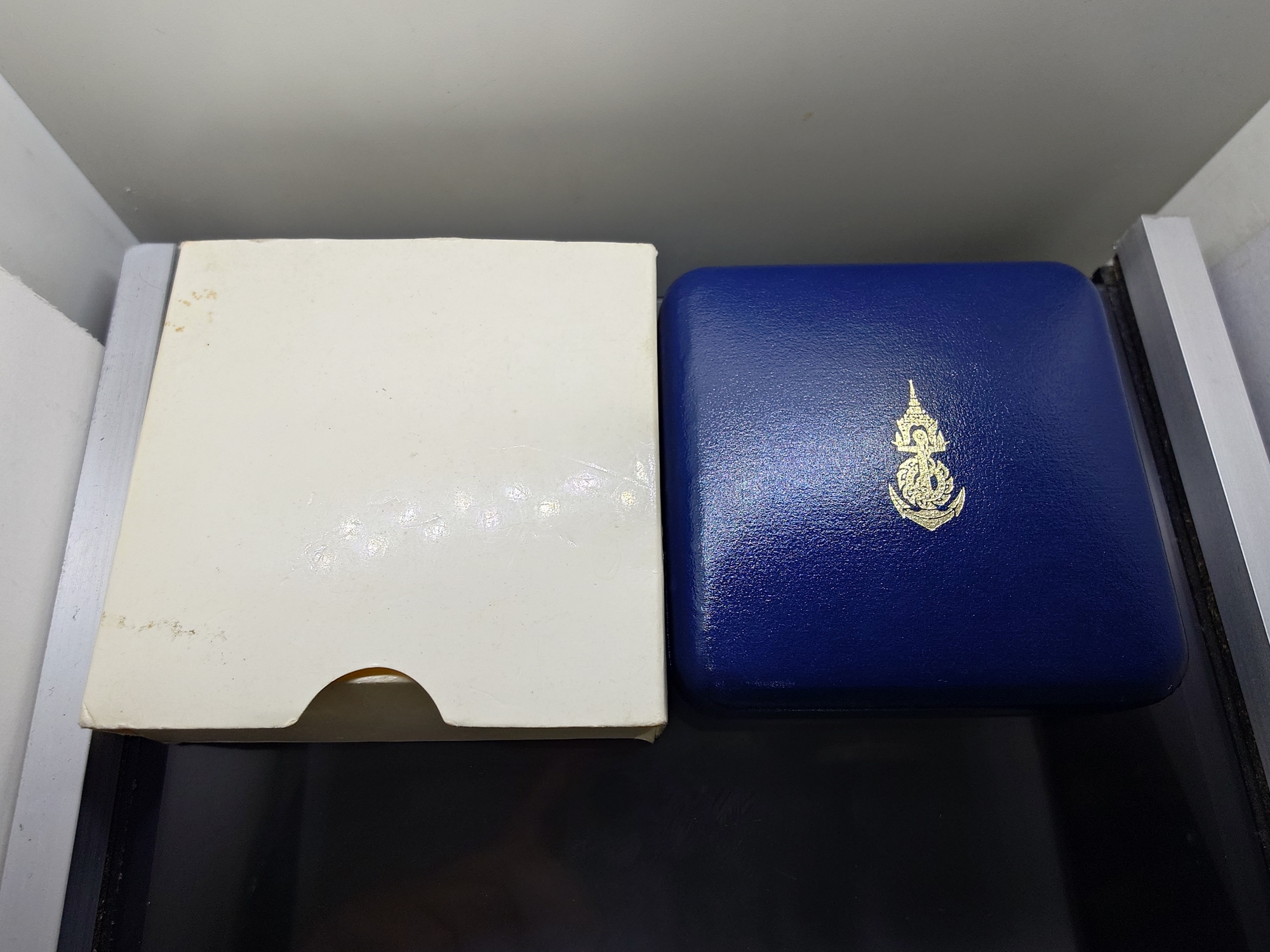 เหรียญกรมหลวงชุมพร นิกเกิลขัดเงา ที่ระลึกสร้างพระอนุสาวรีย์ ณ เมืองพัทยา กองทัพเรือจัดสร้าง ปี 2538 พิธีใหญ่ พร้อมกล่องเดิมๆ