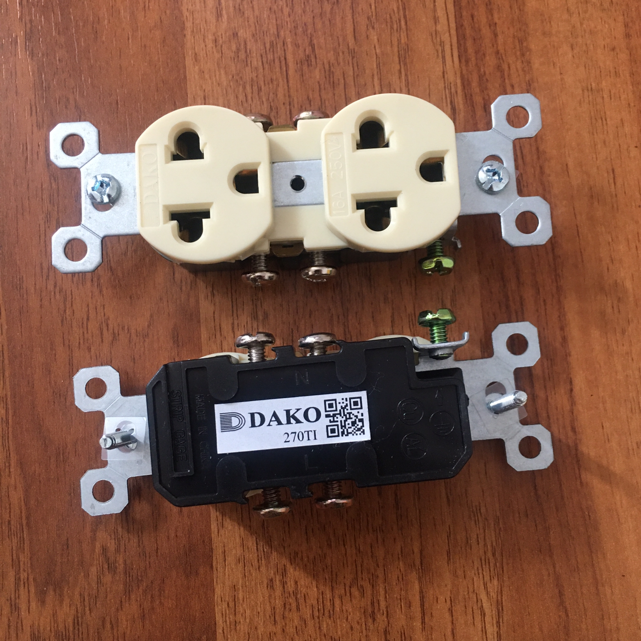 "DAKO PLUG" 270TIปลั๊กตัวเมียช่องคู่เเบบฝัง สีงาช้าง
