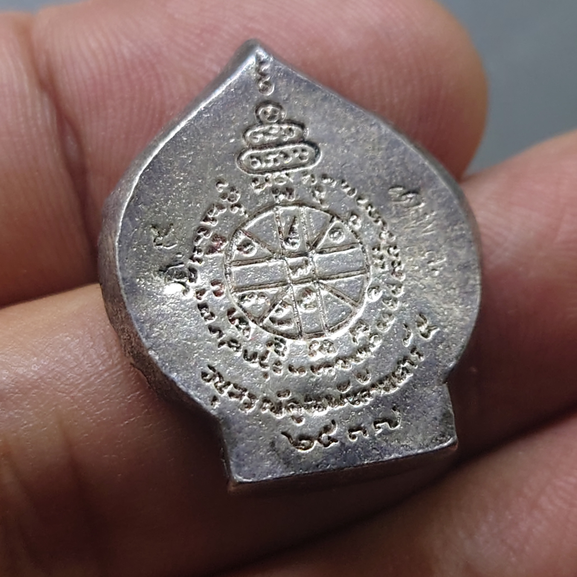 เหรียญหลวงพ่อคูณ เนื้อเงิน รุ่นเสาร์ 5 คูณพันล้าน ใบโพธิ์ลายกนก 2537 พร้อมกล่องเดิม