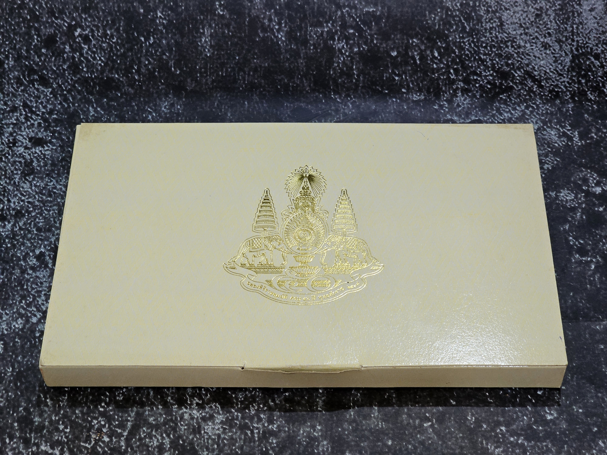 ธนบัตรที่ระลึก 500 บาทแบบพิเศษ พระบาทสมเด็จพระเจ้าอยู่หัวรัชกาลที่ 9 ฉลองสิริราชสมบัติครบ 50 ปี พร้อมปกผ้าไหม หนังสือและกล่อง