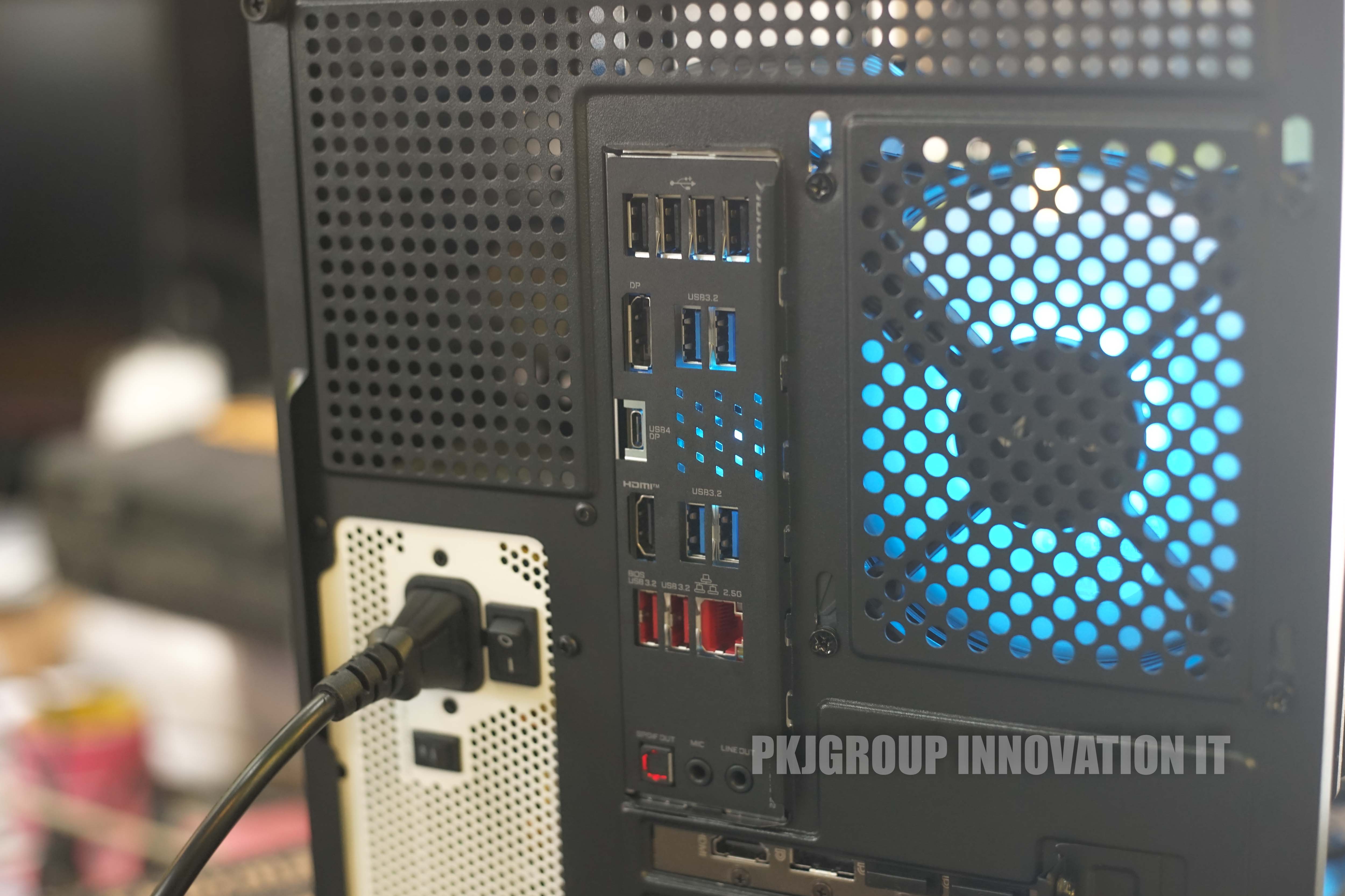 คอมเล่นเกมเคสสวยมือสอง Core Ultra 9 RAM 32 GB SSD 2 ตัว RTX5080 เคสตู้ปลา เครื่องอายุ1-2 เดือน