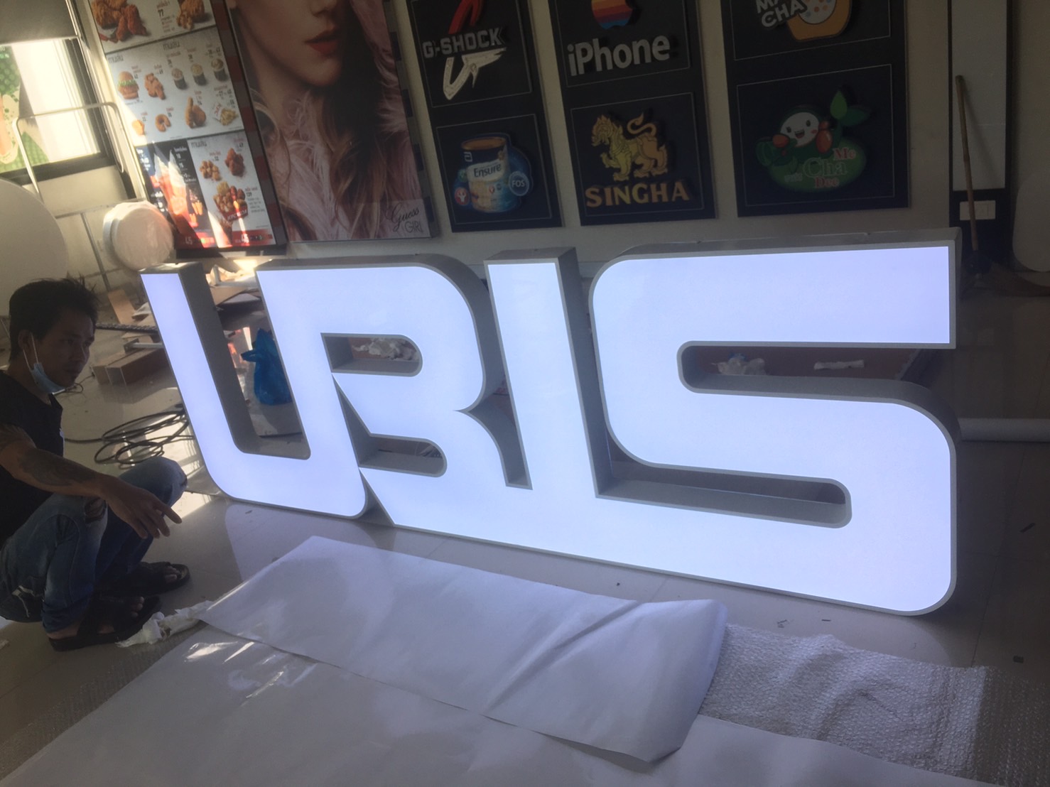 ป้ายตัวอักษรออกไฟแอลอีดี ขอบอลูมิเนียมสีขาว งานUBIS