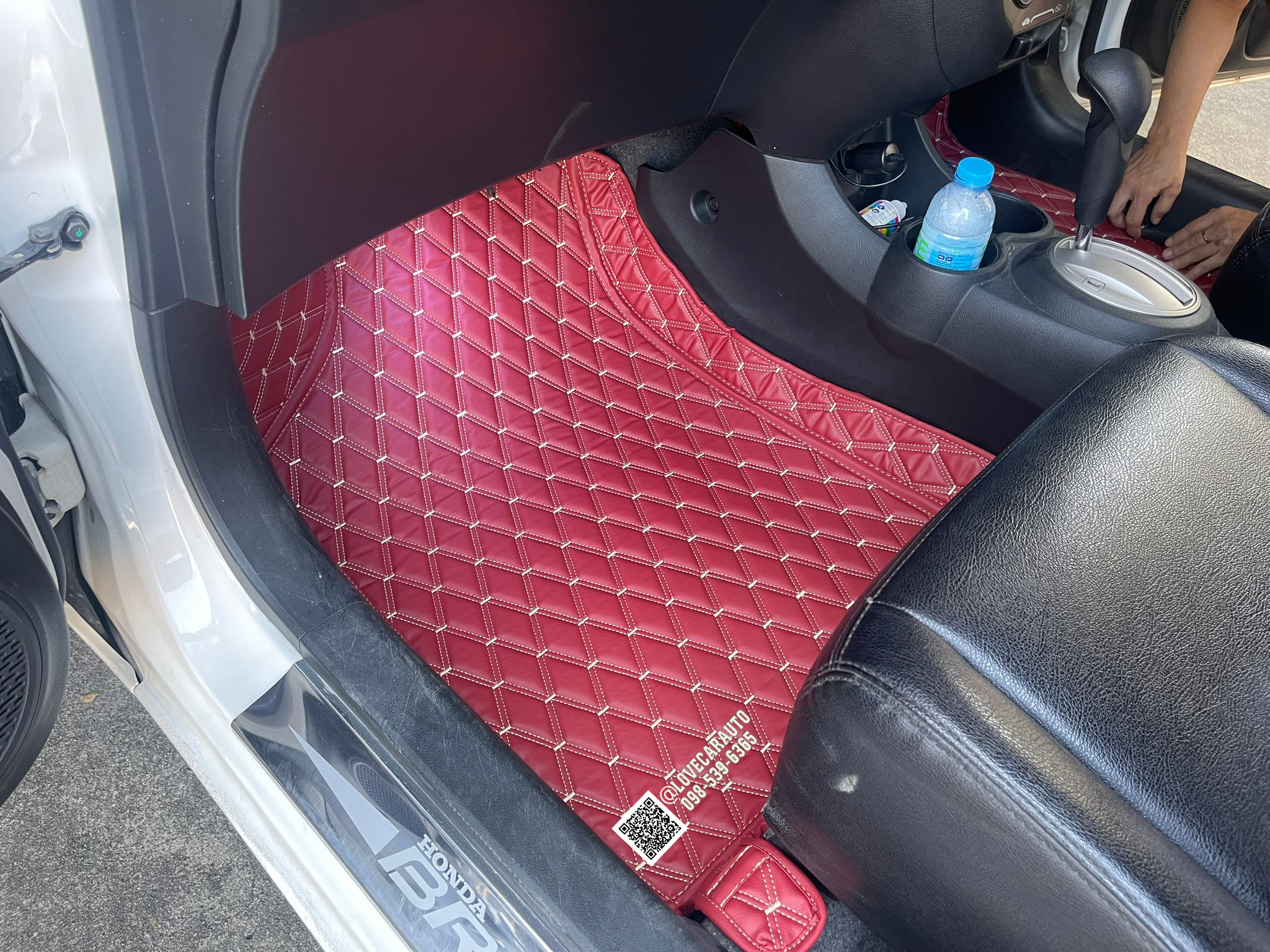 พรมปูพื้นรถยนต์6D Honda Biro สีแดงไวน์ด้ายทอง