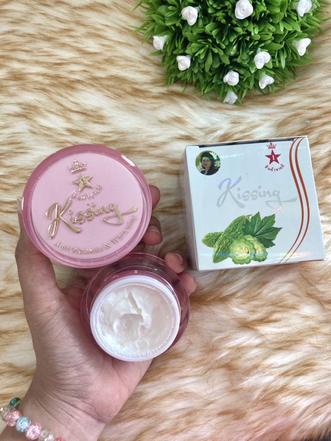 ครีมกันแดดมะระ บำรุงผิวหน้าช่วยฟื้นฟูผิว Sunscreen Kissing SPF 50 PA++