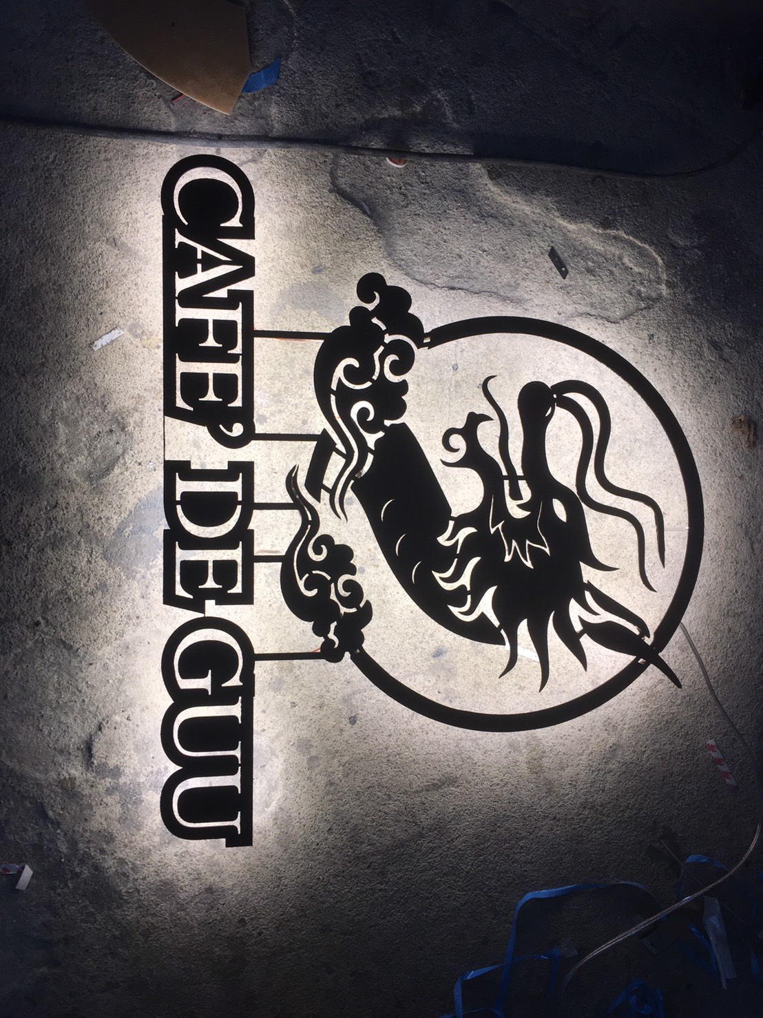 ป้ายไฟออกหลัง เลเซอร์เหล็กเป็นลายมังกร งาน CAFE DE GUU กูชาชัก