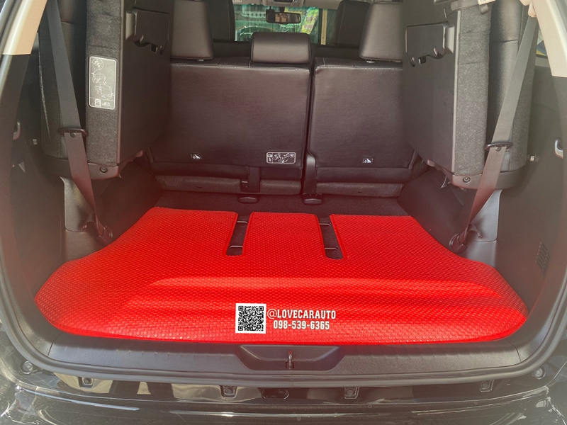 พรมปูพื้นรถยนต์ ผ้ายางPvcกระดุม Toyota Fortuner 2023 กระดุมสีแดง