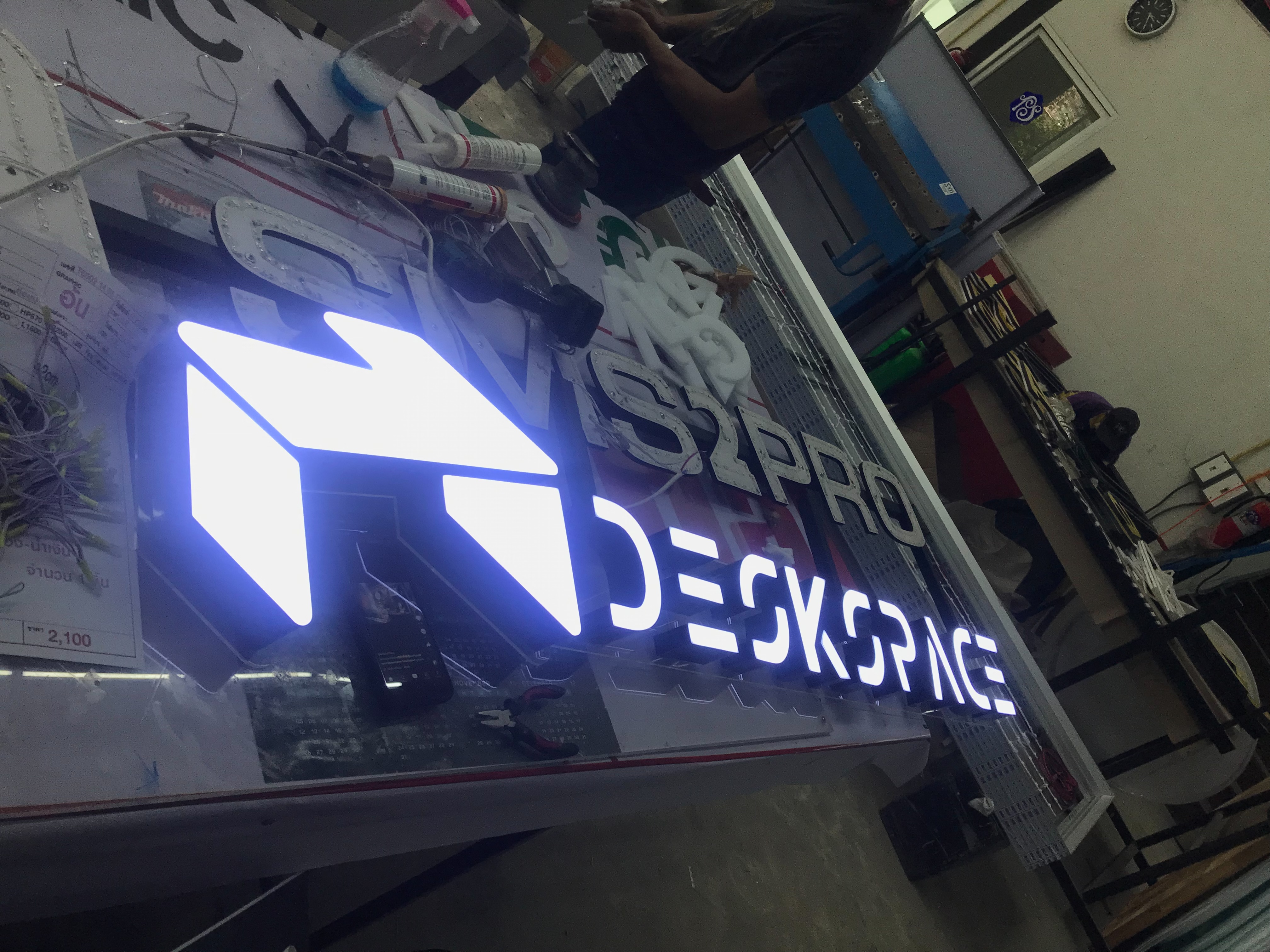 งานป้ายไฟตัวอักษรไฟออกหน้าขอบอลูมิเนียม งานป้ายชื่อร้าน DESK SPACE