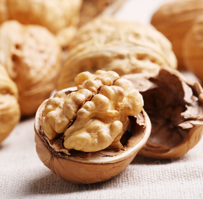 วอลนัทอบทั้งเปลือก ตรา Be&Cherry (180g)