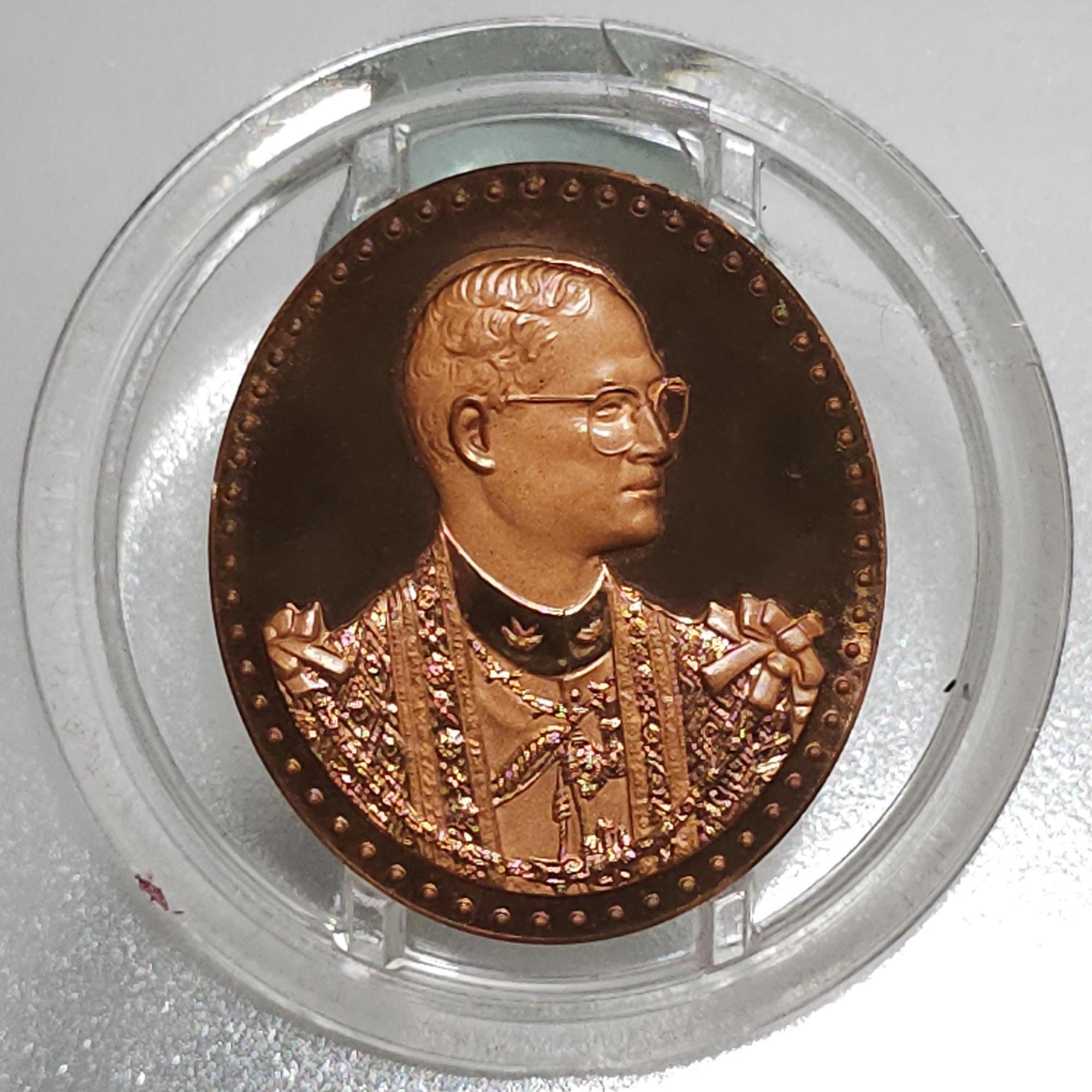 เหรียญที่ระลึก เนื้อทองแดงขัดเงา พระบาทสมเด็จพระเจ้าอยู่หัว รัชกาลที่ 9 ครบรอบ 75 พรรษา ภปร จัดสร้างโดย รพ.ศิริราช ปี2545 (ตลับชำรุด)