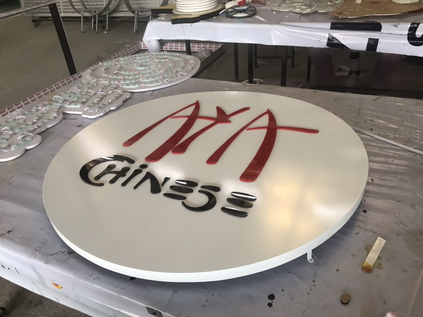 งานป้ายวินเทจ ป้ายเหล็กวงกลมพ่นสีขาวยกกล่องไฟออกหลัง งานAYA CHINESE