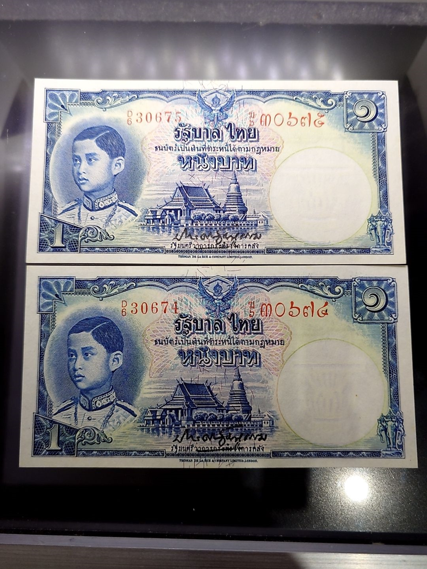 ธนบัตร 1 บาท แบบ 4 รุ่น 2 พิมพ์โทมัส เลขแดง ลายน้ำพาน สมัยรัชกาลที่8 ปี2482 ไม่ผ่านใช้