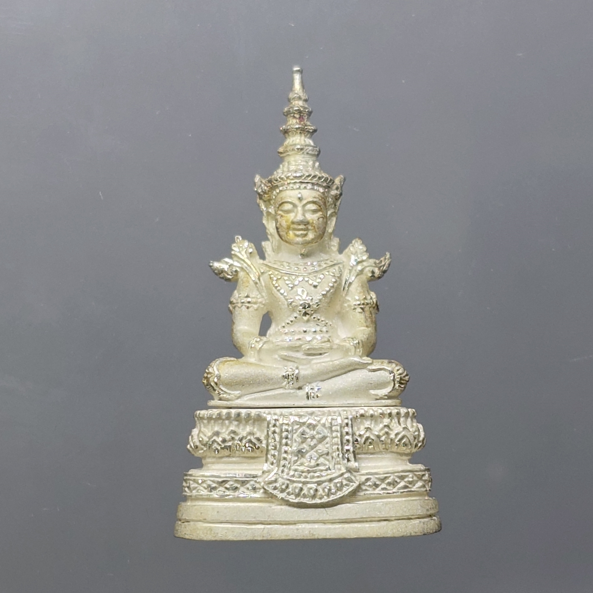 พระพุทธมหามณีรัตนปฏิมากร (พระแก้วมรกต) เนื้อเงิน รุ่นเฉลิมพระเกียรติ วัดพระศรีรัตนศาสดาราม ปี2543 พร้อมกล่องเดิมๆ